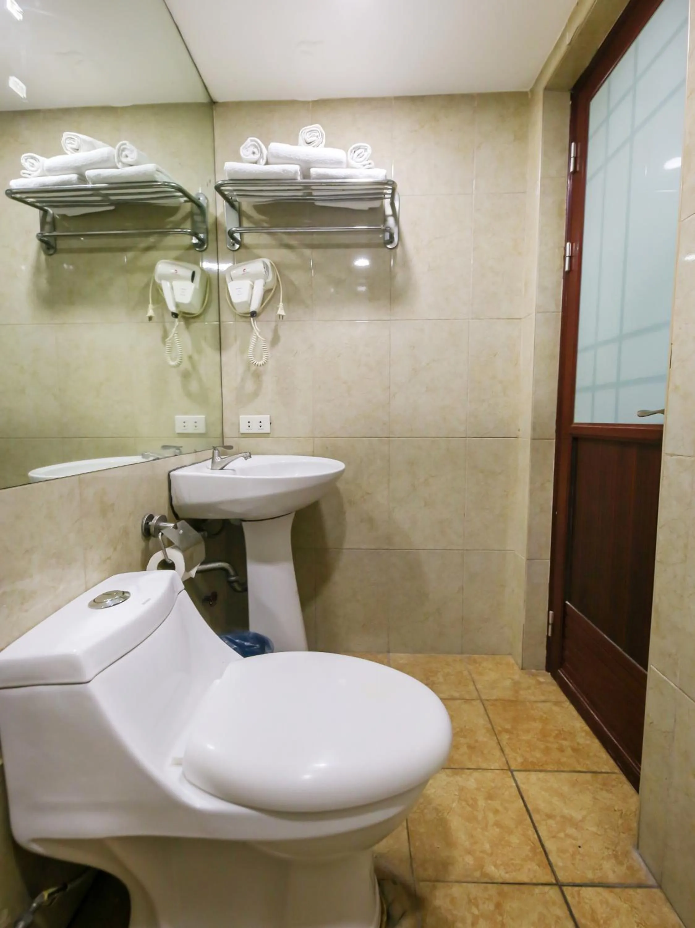 Bathroom in Chinatown Lai Lai Hotel Inc