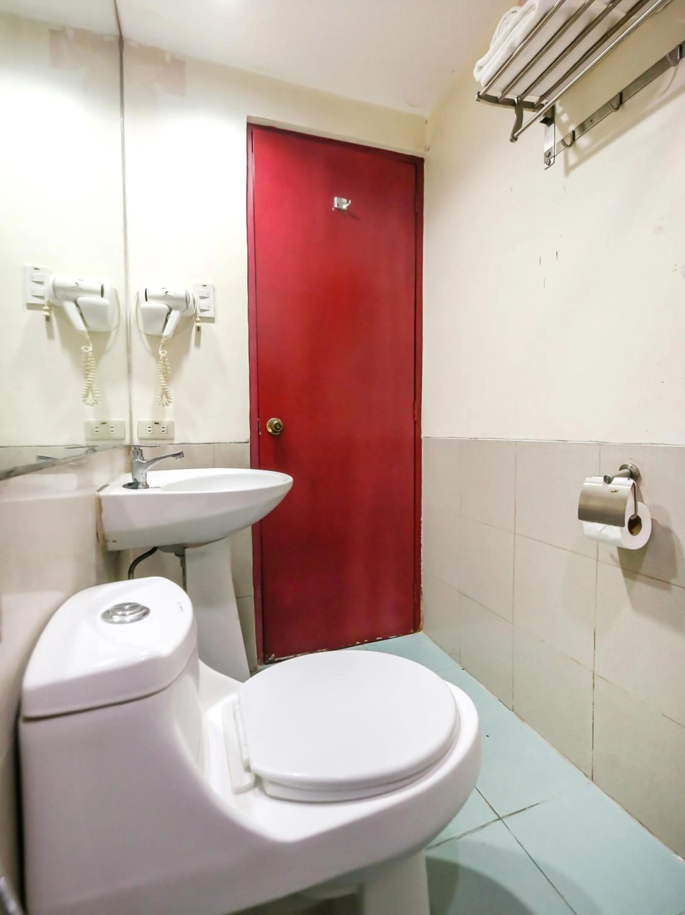 Bathroom in Chinatown Lai Lai Hotel Inc