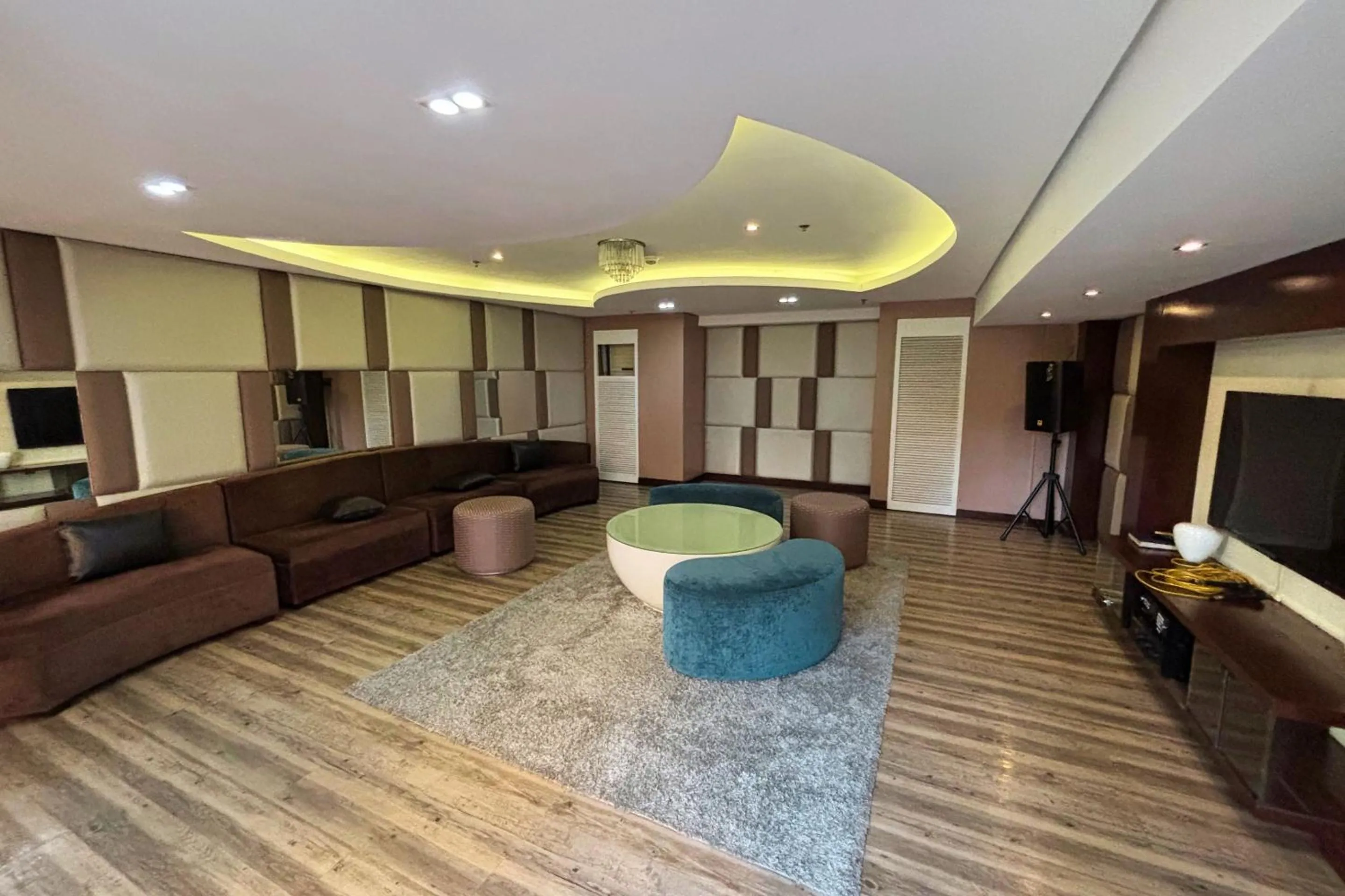 Communal lounge/ TV room in Extremeli Suites