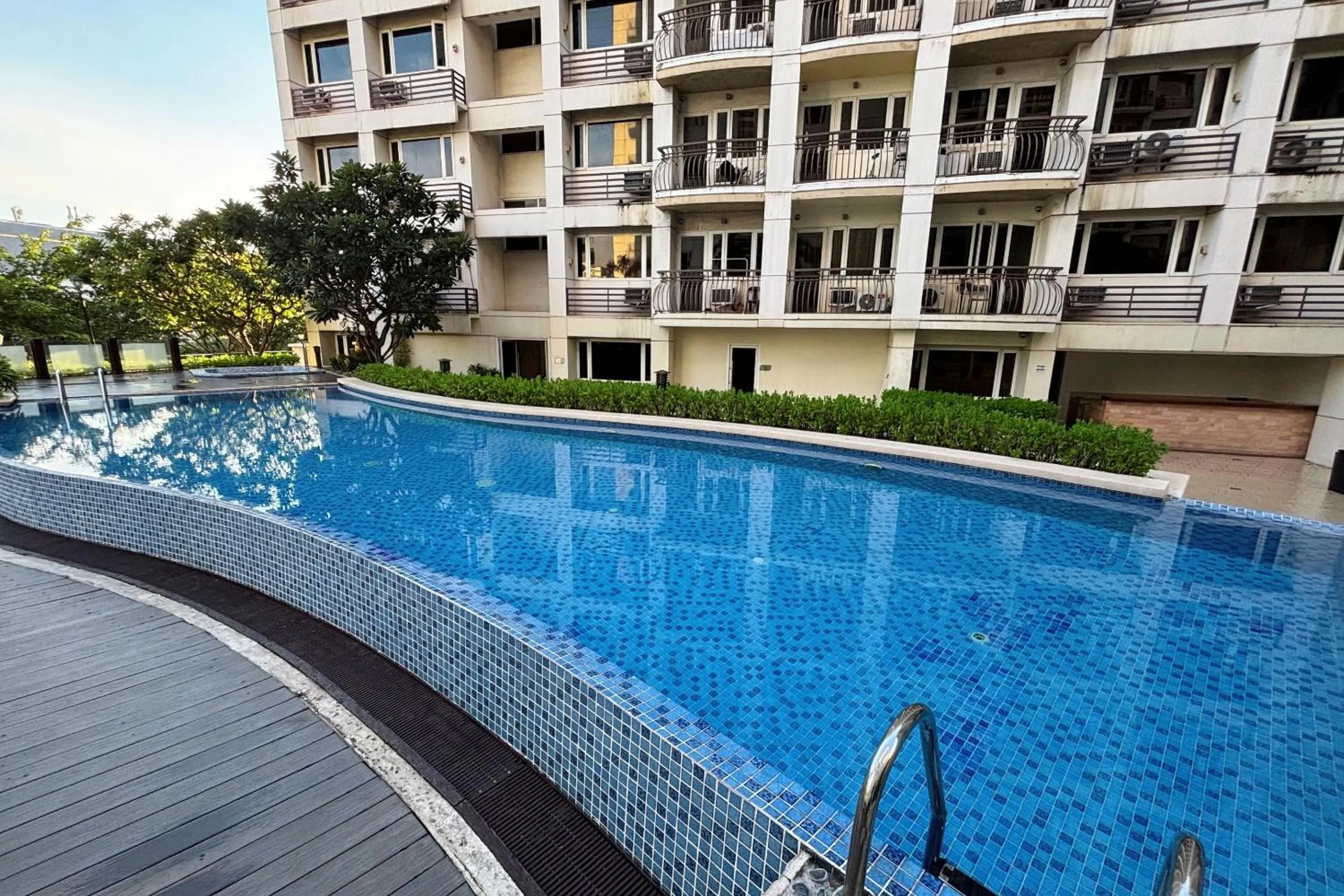 Swimming pool in Extremeli Suites