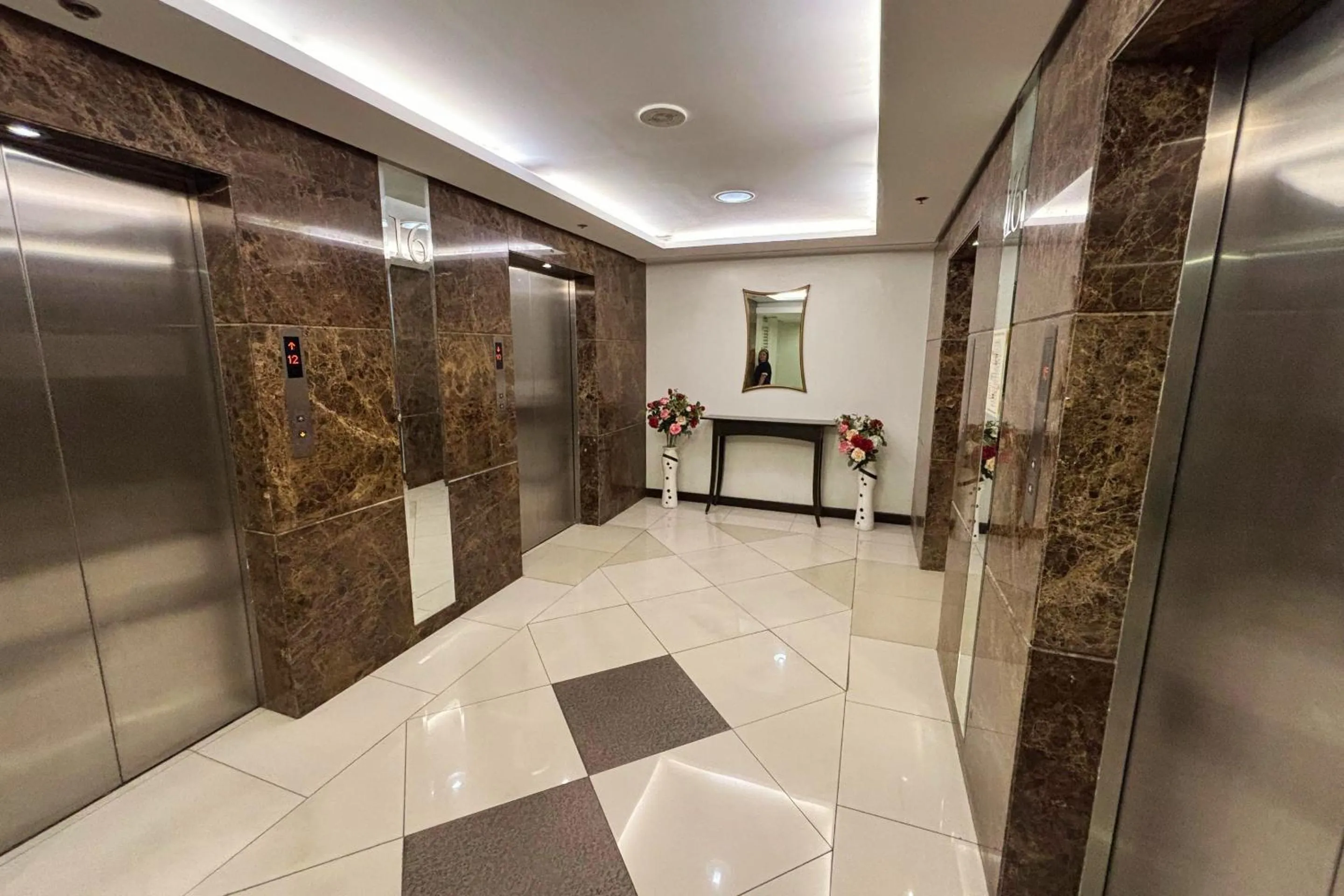 elevator in Extremeli Suites