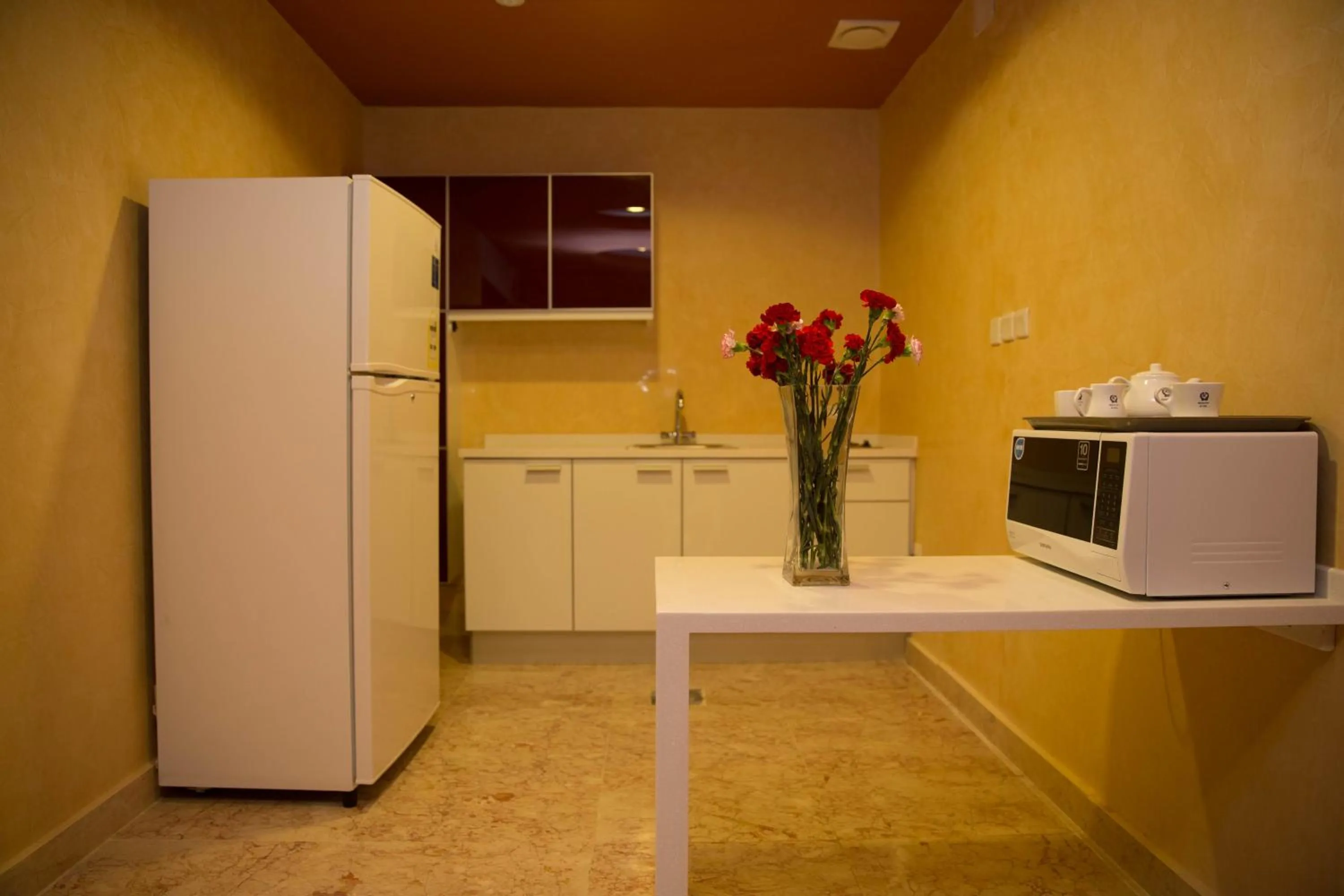 Kitchen or kitchenette in Raoum Inn Hotel Apartments - Buraydah