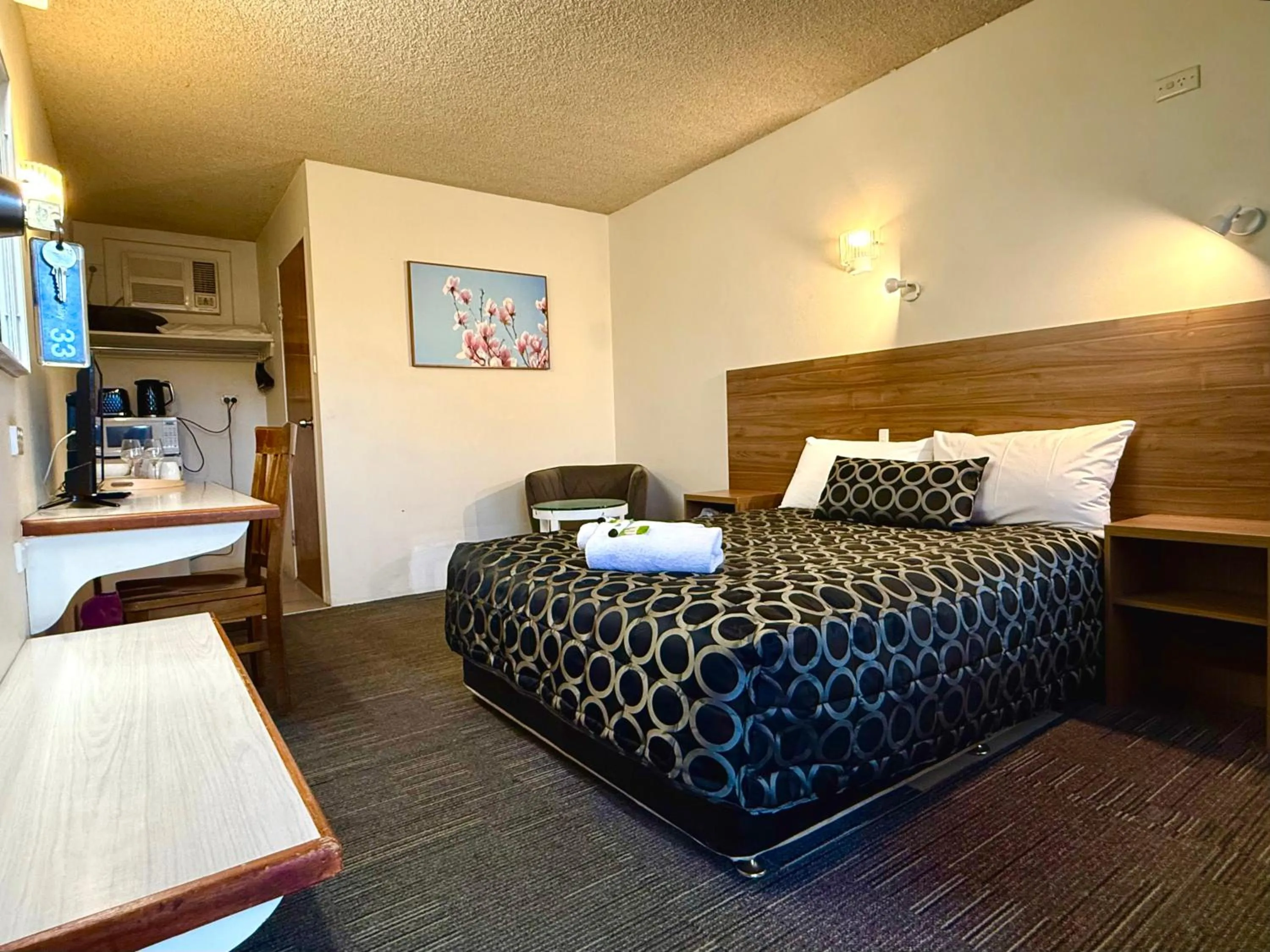 Bedroom, Bed in Crown Motel Wellington