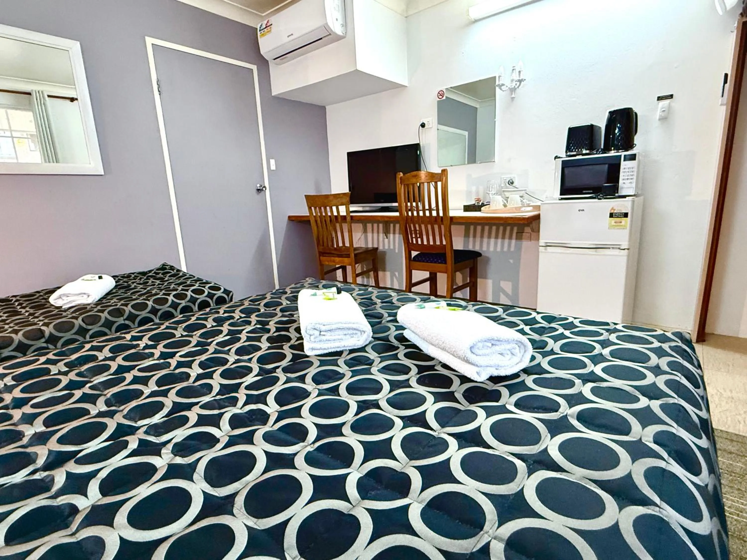 Bedroom, Bed in Crown Motel Wellington