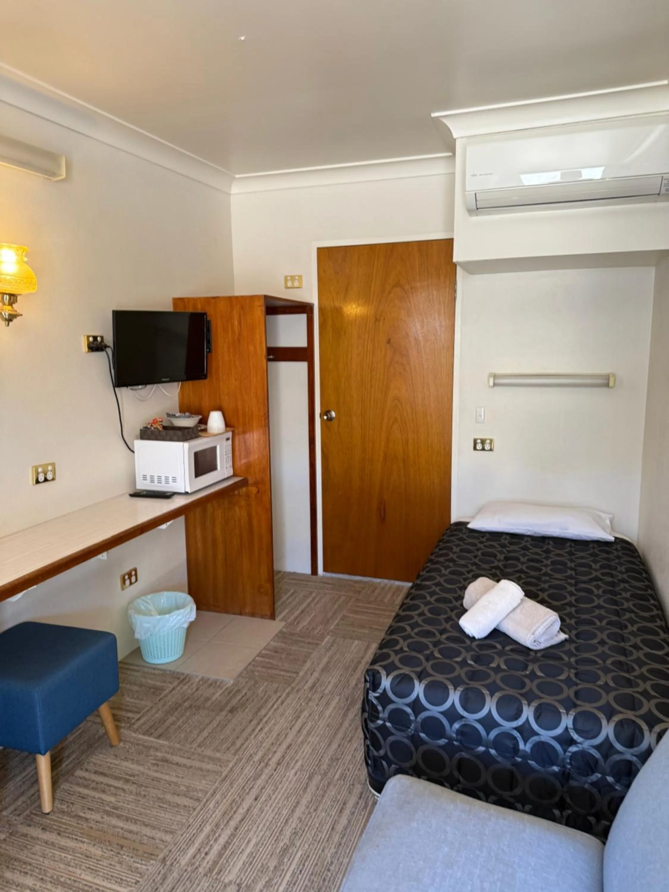 Bedroom, Bed in Crown Motel Wellington