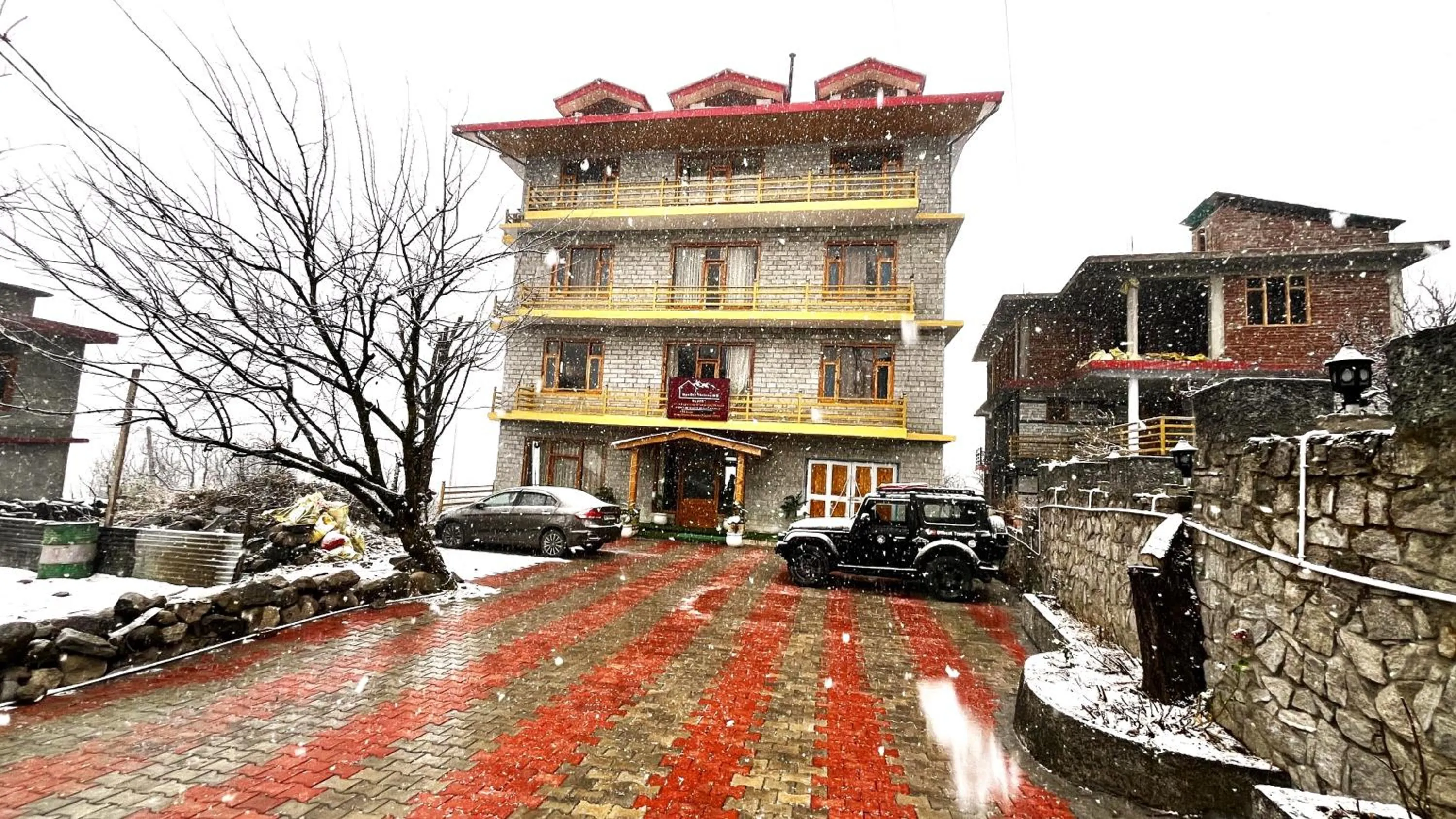 Property building in WANDER THRIVES INN By Ads Manali