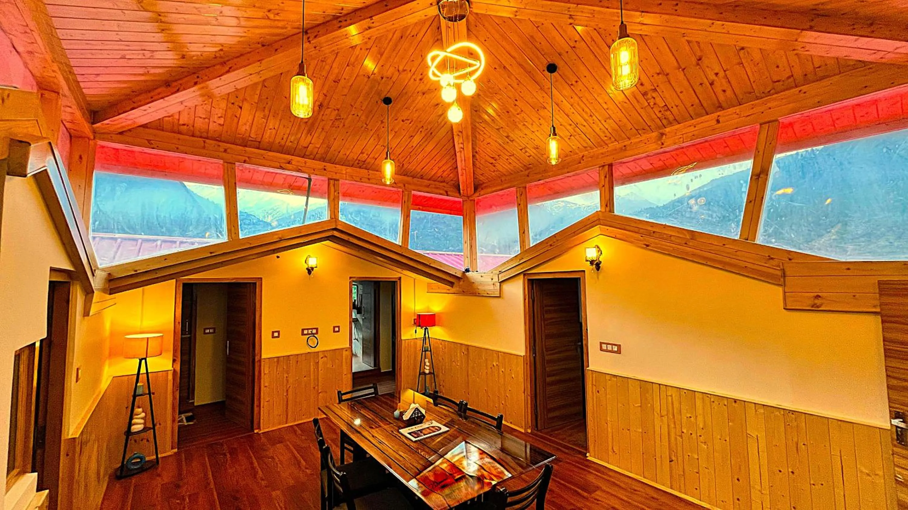 Dining area in WANDER THRIVES INN By Ads Manali