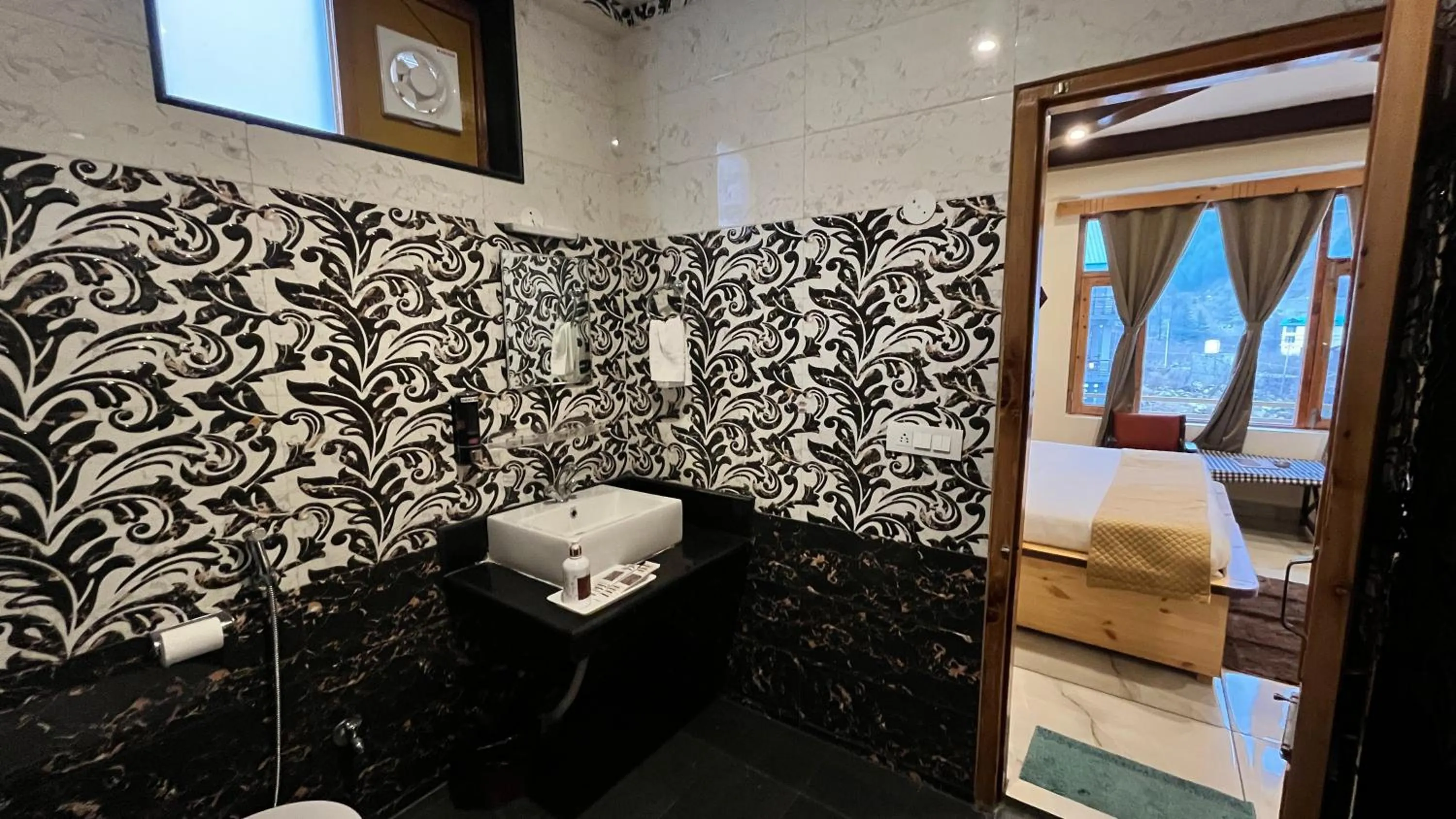 Toilet in WANDER THRIVES INN By Ads Manali