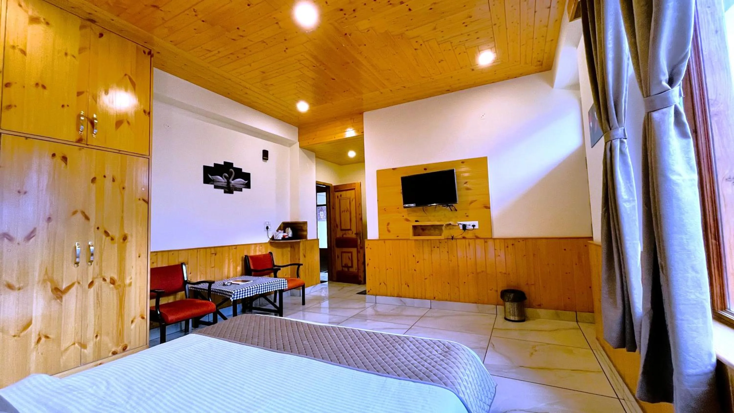TV and multimedia in WANDER THRIVES INN By Ads Manali