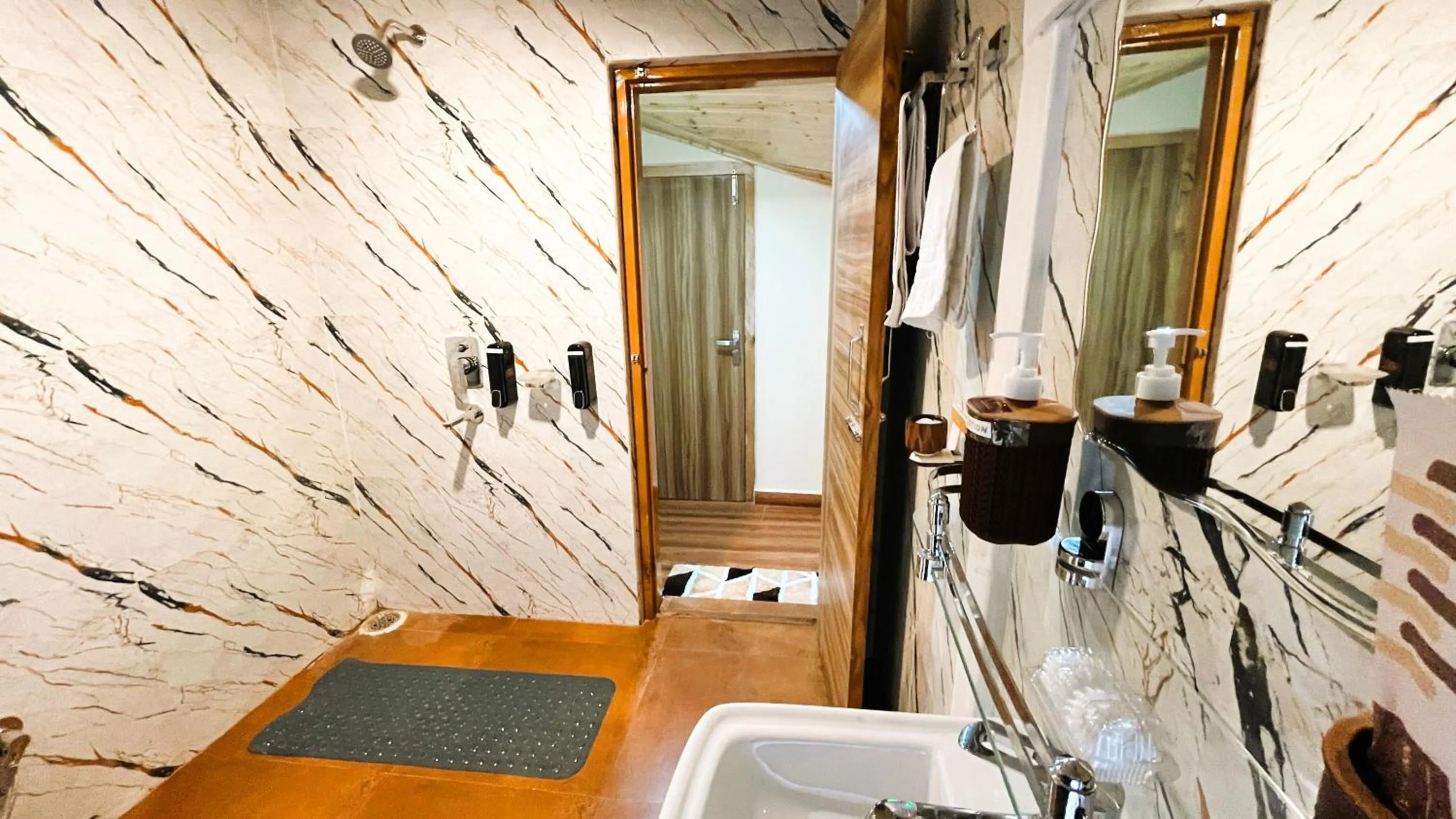 Toilet in WANDER THRIVES INN By Ads Manali