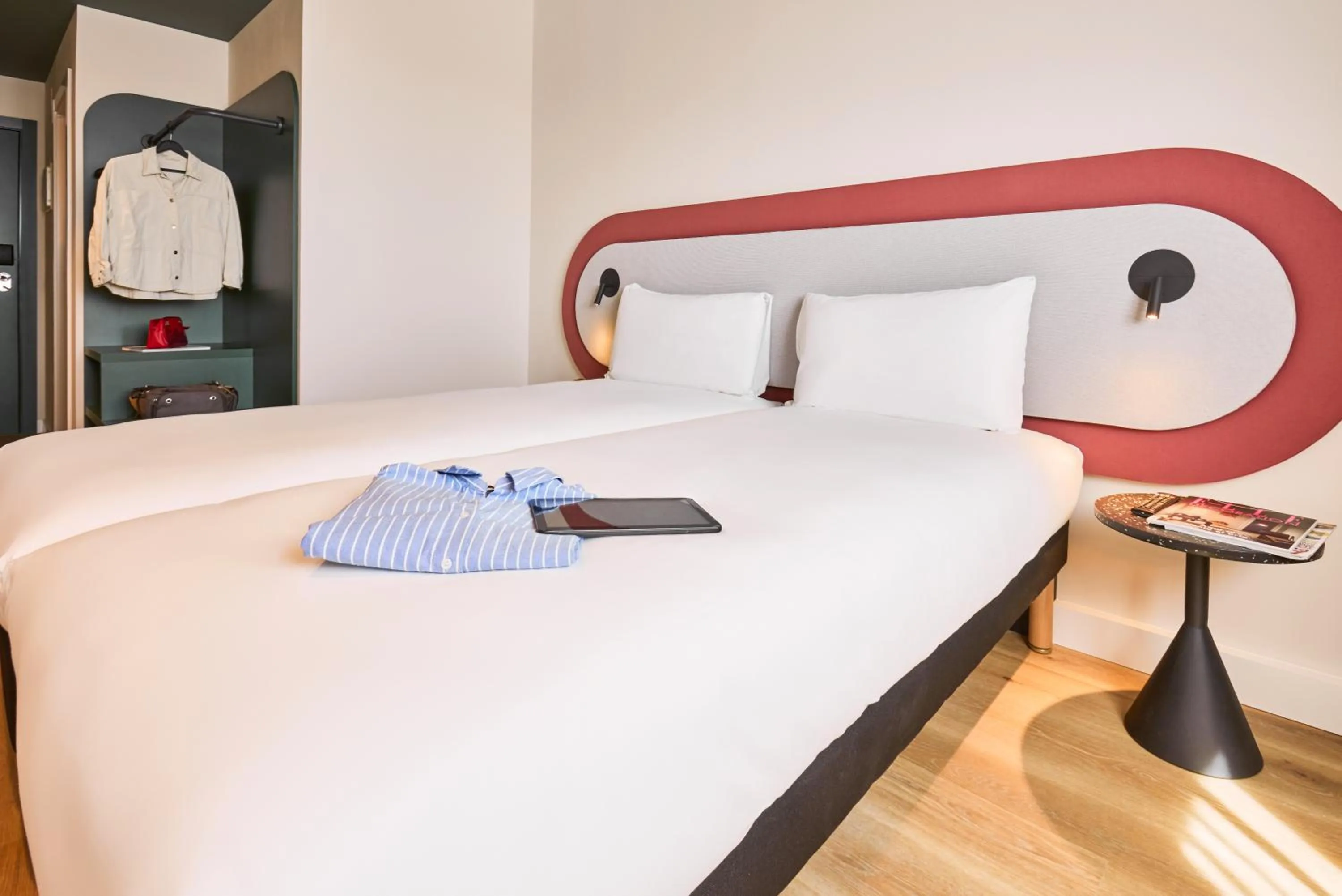 Bedroom, Bed in Ibis Styles Madrid Airport Valdebebas