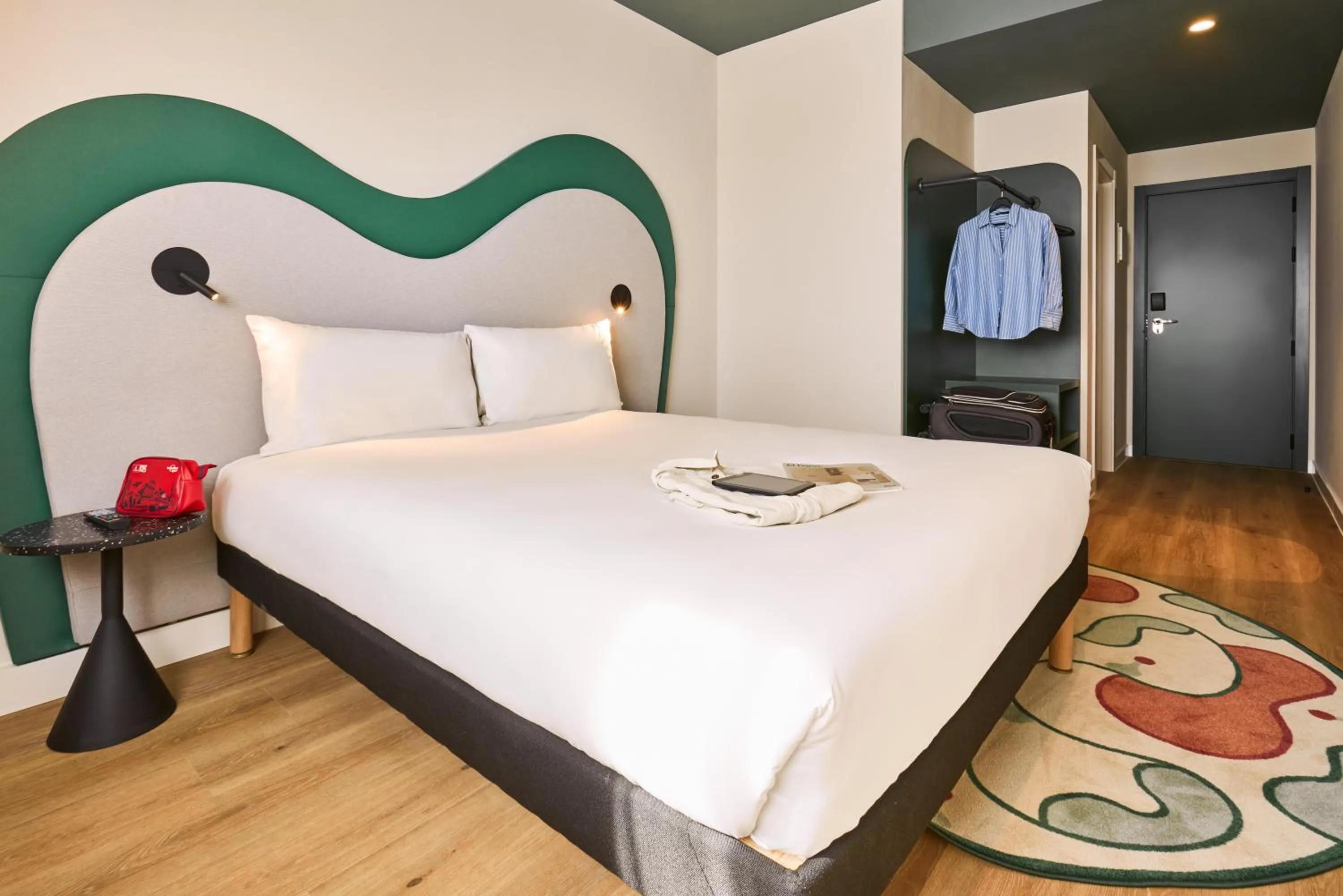 Bedroom, Bed in Ibis Styles Madrid Airport Valdebebas