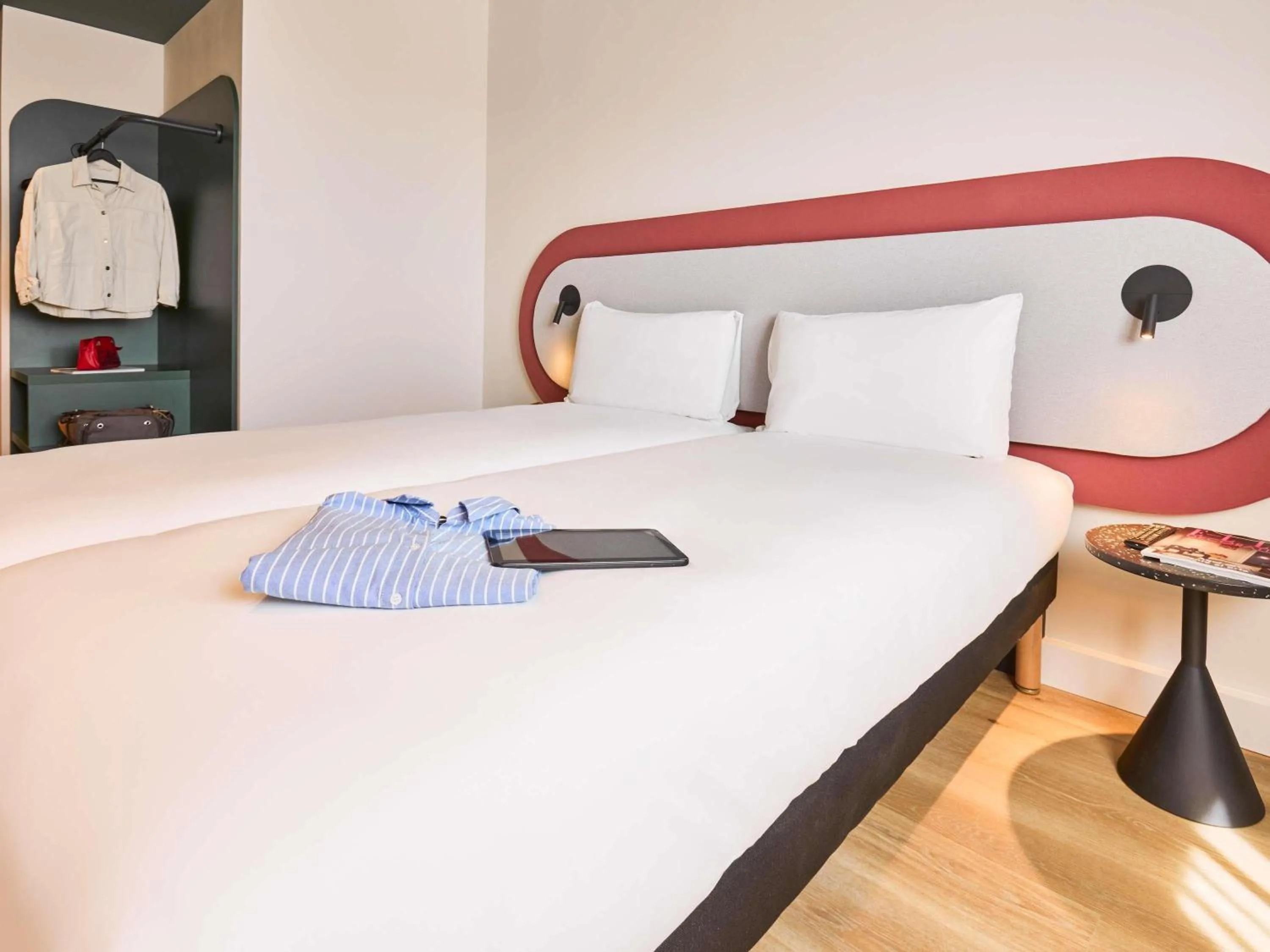 Bedroom, Bed in Ibis Styles Madrid Airport Valdebebas