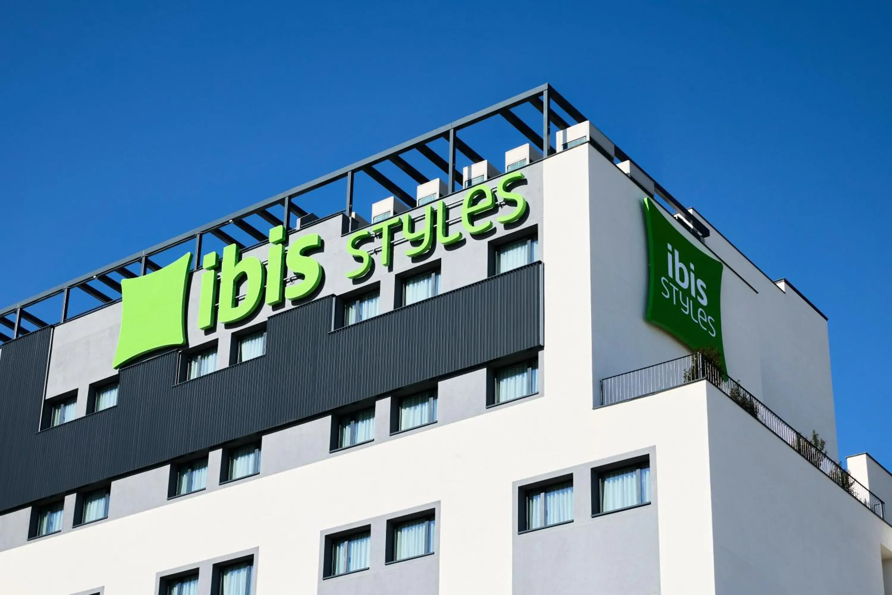 Facade/entrance in Ibis Styles Madrid Airport Valdebebas Facade/entrance in Ibis Styles Madrid Airport Valdebebas
