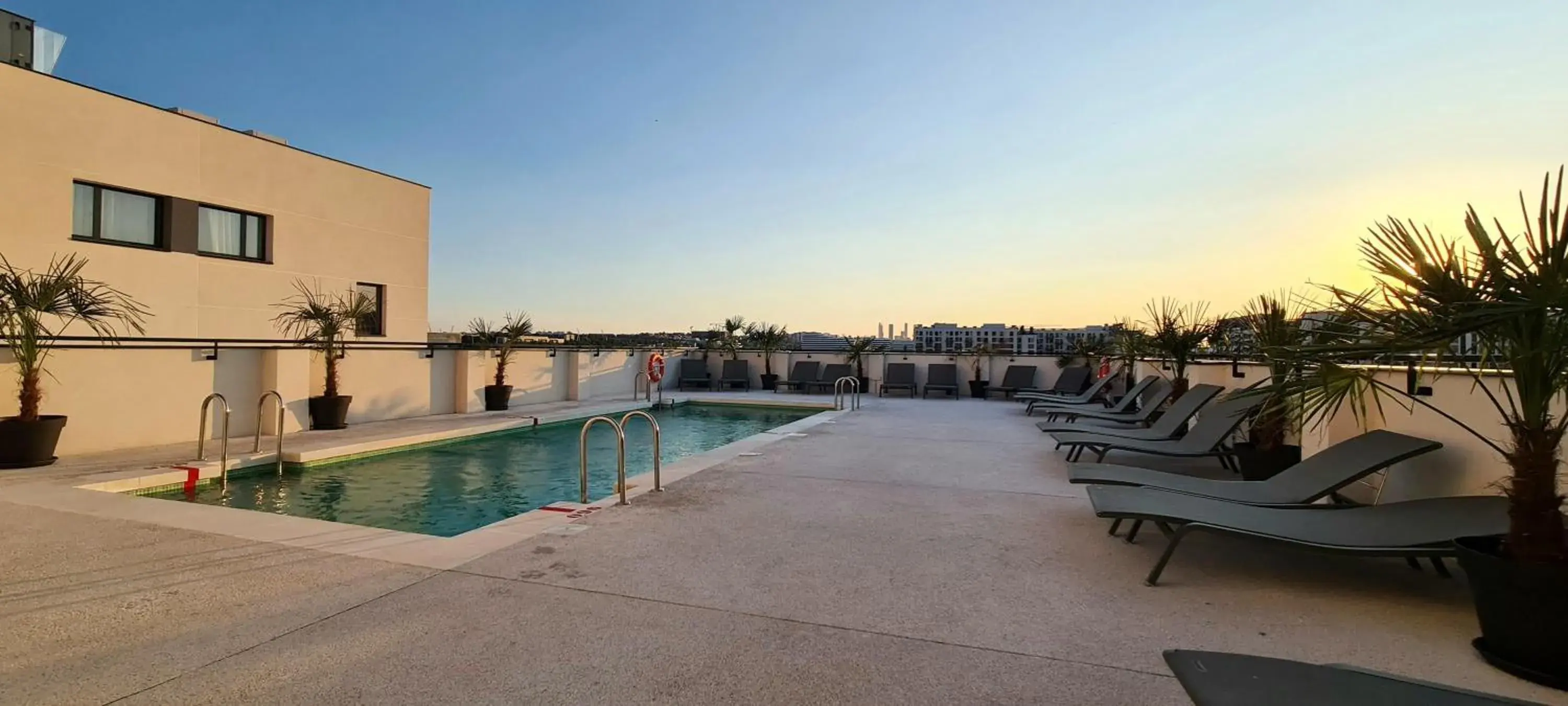 Swimming pool in Ibis Styles Madrid Airport Valdebebas Swimming pool in Ibis Styles Madrid Airport Valdebebas