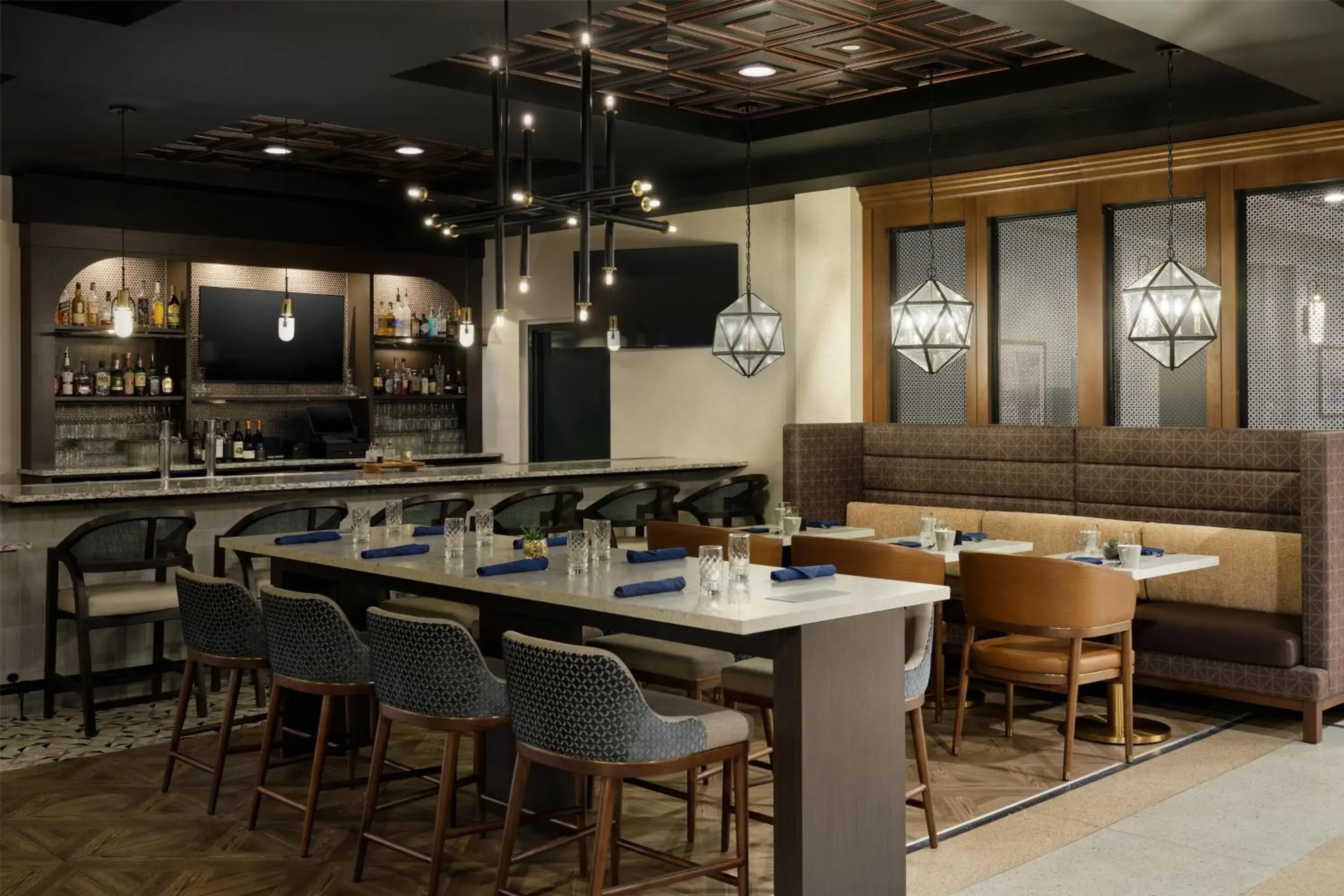 Lounge or bar in Tryon Riverfront Inn New Bern, Tapestry Collection By Hilton Lounge or bar in Tryon Riverfront Inn New Bern, Tapestry Collection By Hilton