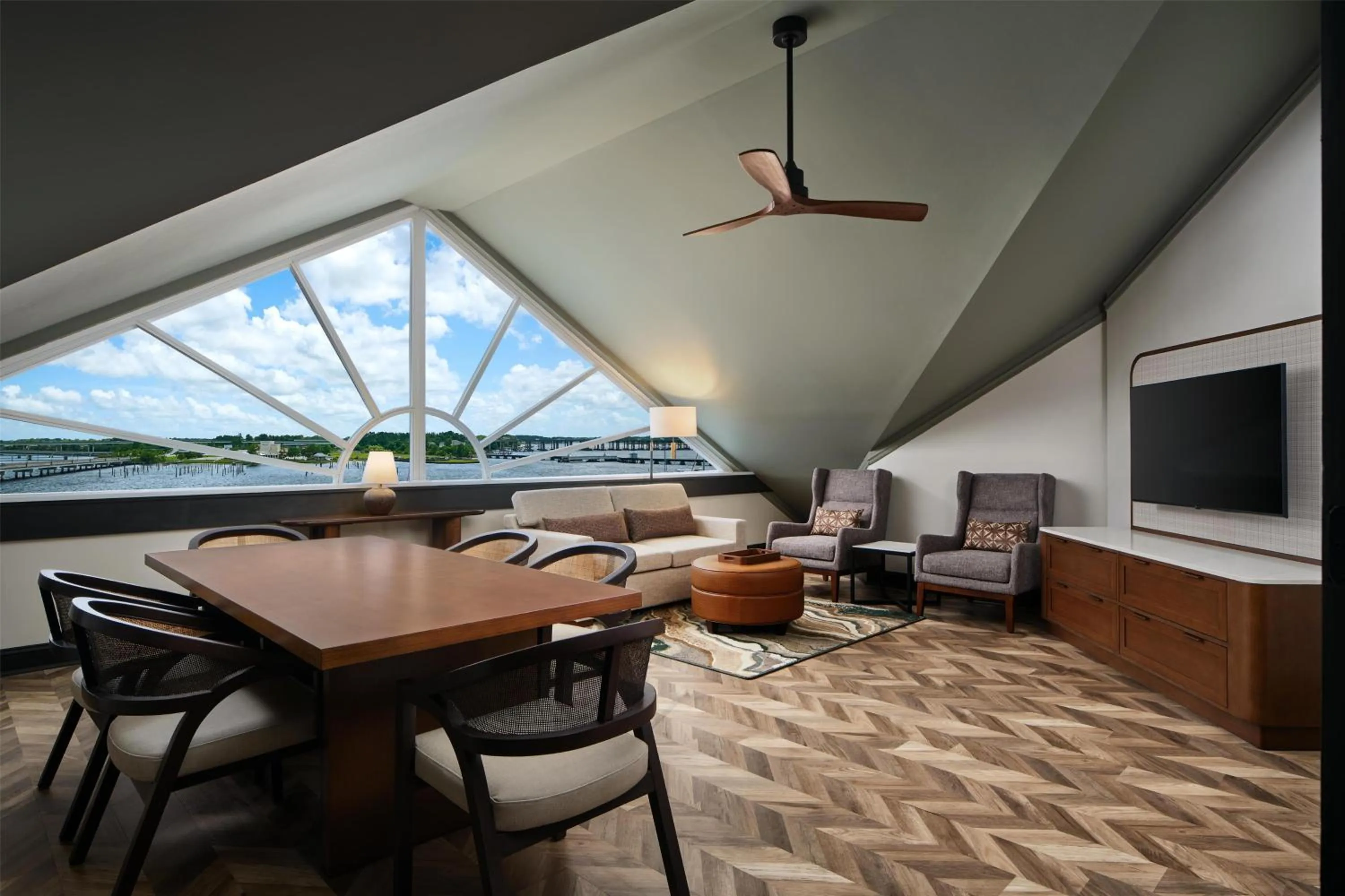 Living room in Tryon Riverfront Inn New Bern, Tapestry Collection By Hilton