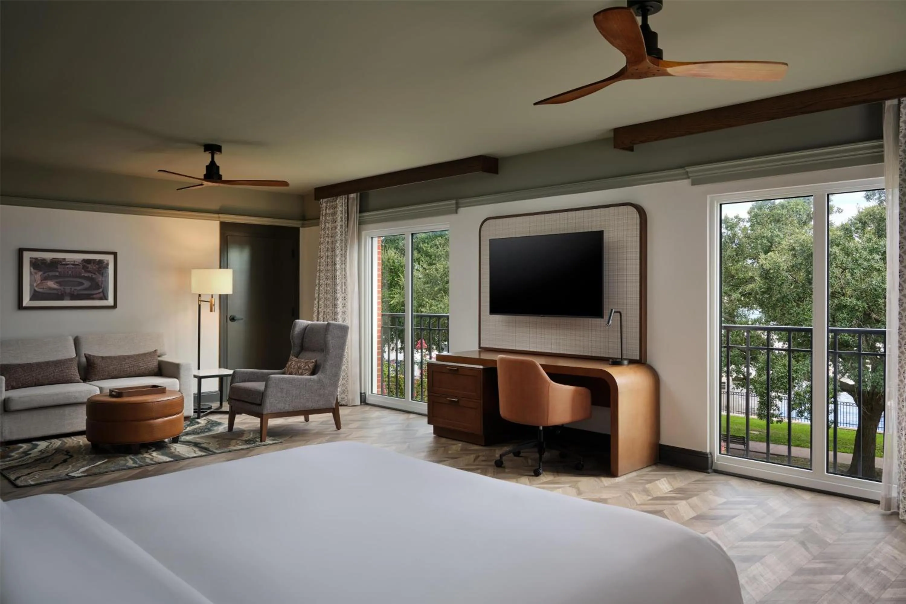 Bedroom, Bed in Tryon Riverfront Inn New Bern, Tapestry Collection By Hilton