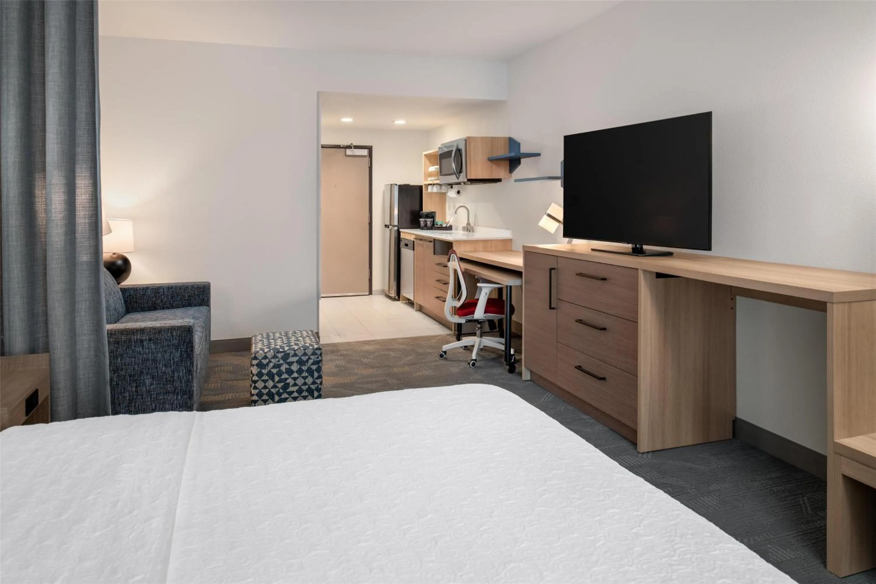 Living room, Bed in Home2 Suites By Hilton Woodland Sacramento