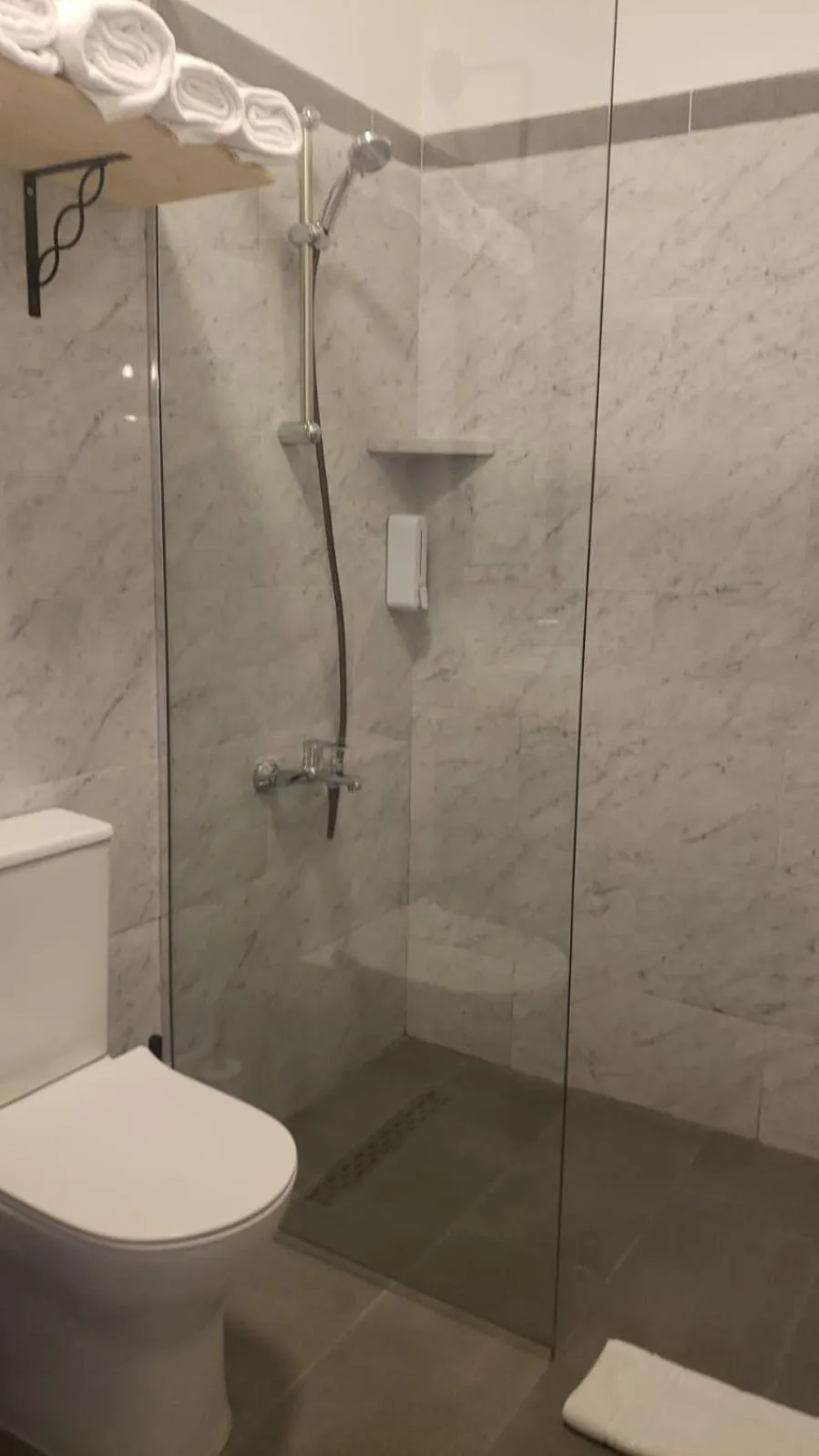Shower in Hotel Antigone