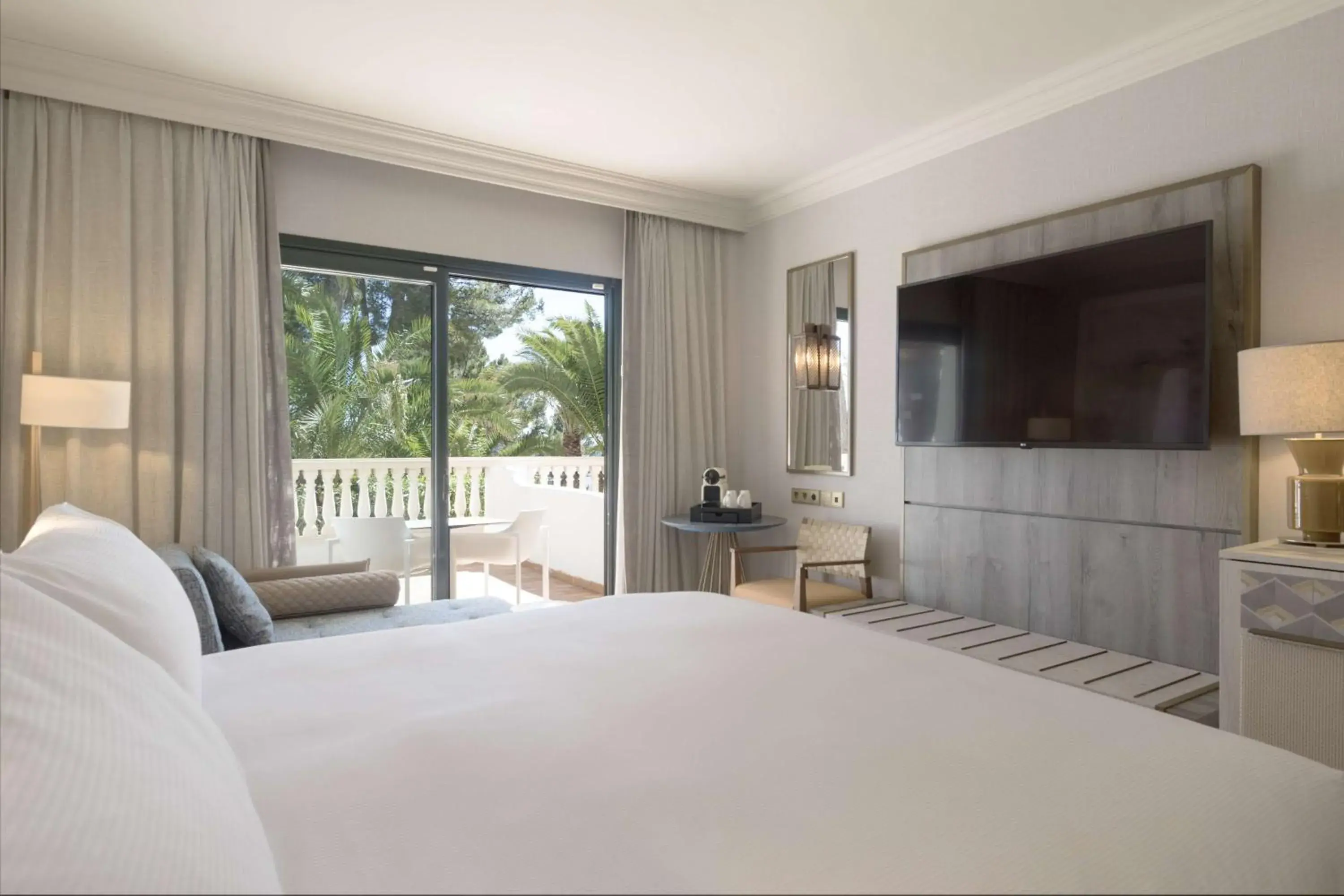 Superior Room with Lateral Sea View in Hilton Mallorca Galatzo Superior Room with Lateral Sea View in Hilton Mallorca Galatzo