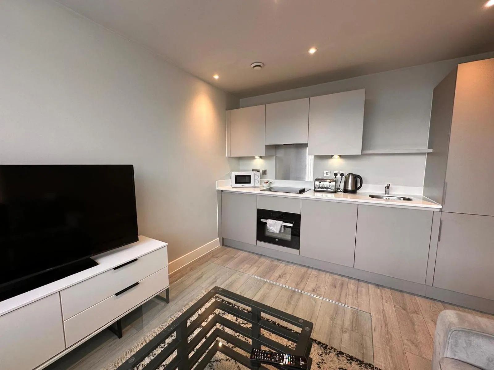 TV and multimedia in Cozy Studio in Bracknell with free Parking