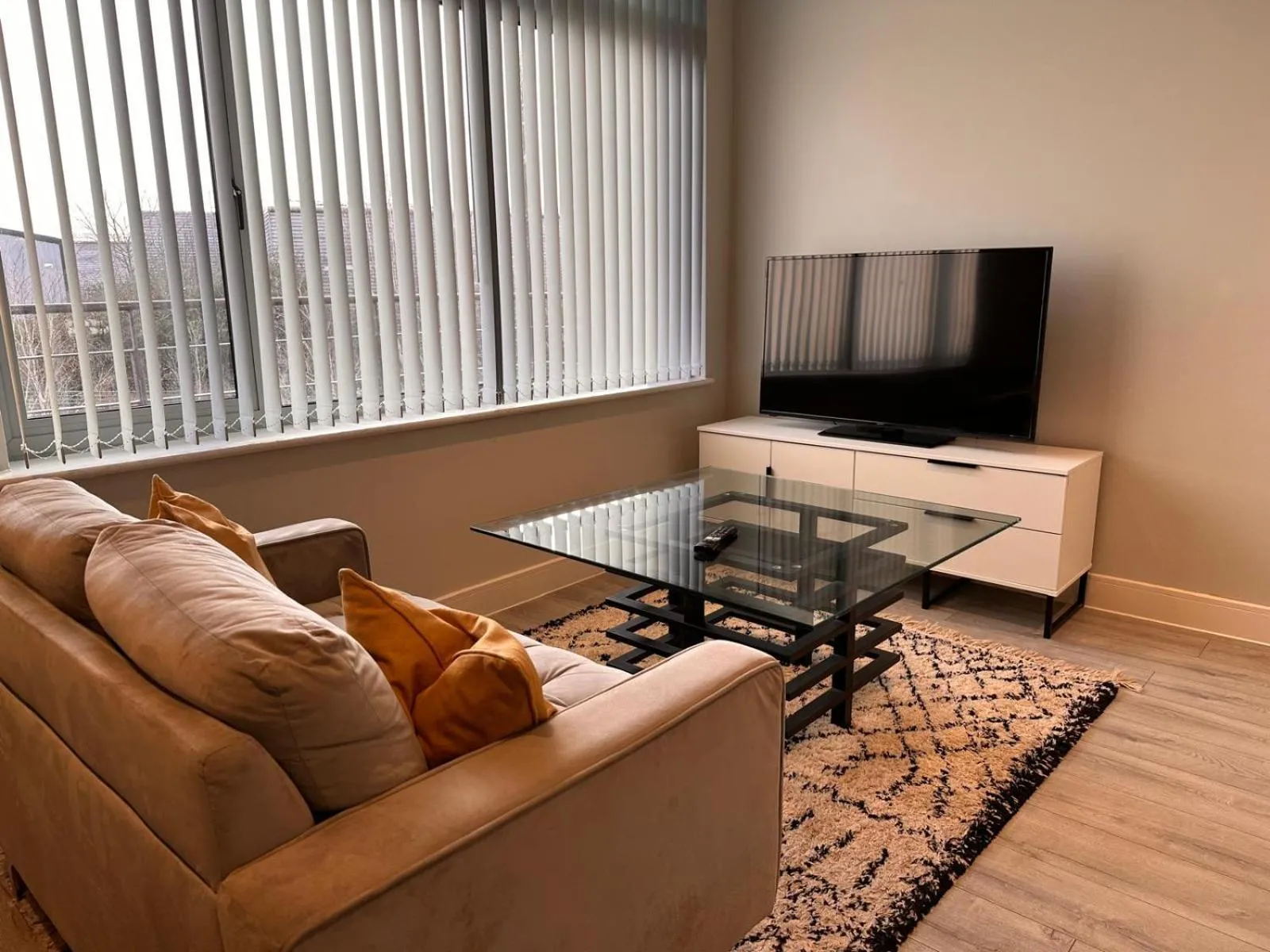 TV and multimedia in Cozy Studio in Bracknell with free Parking