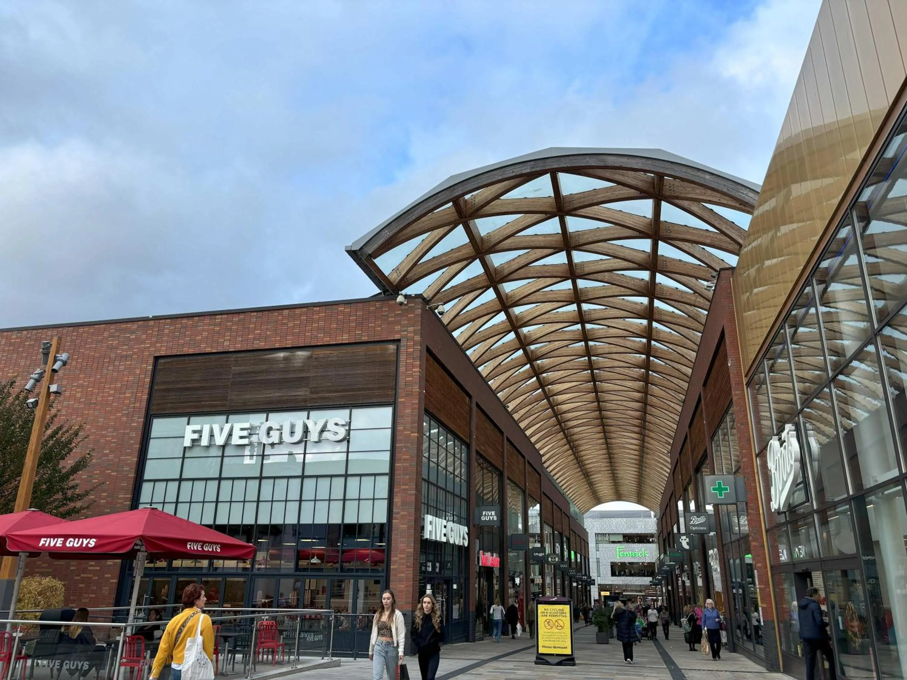 Shopping Area in Cozy Studio in Bracknell with free Parking