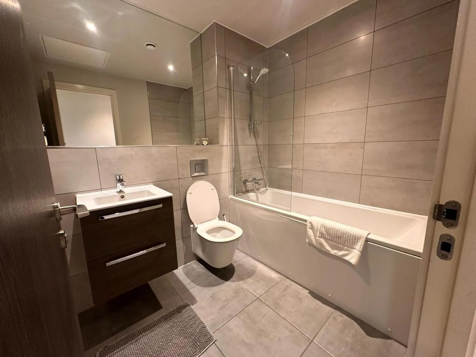 Shower in Cozy Studio in Bracknell with free Parking