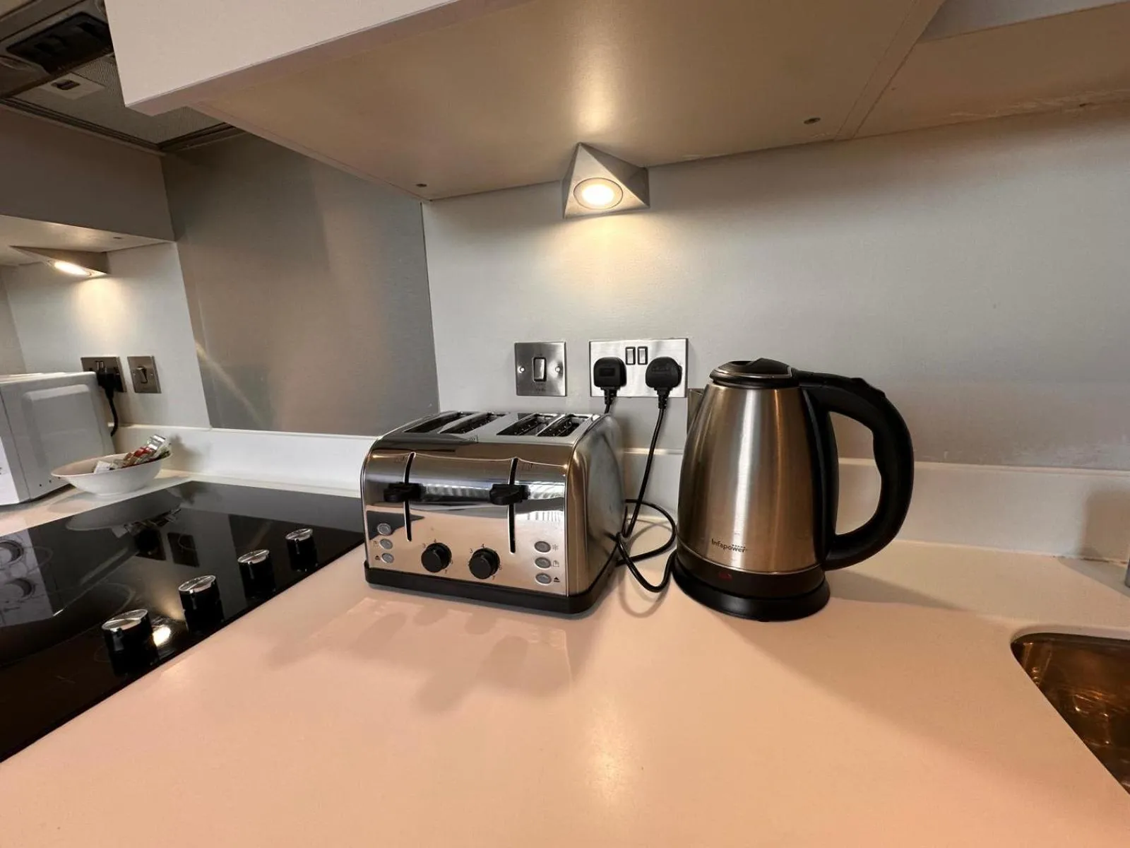 Kitchen or kitchenette in Cozy Studio in Bracknell with free Parking