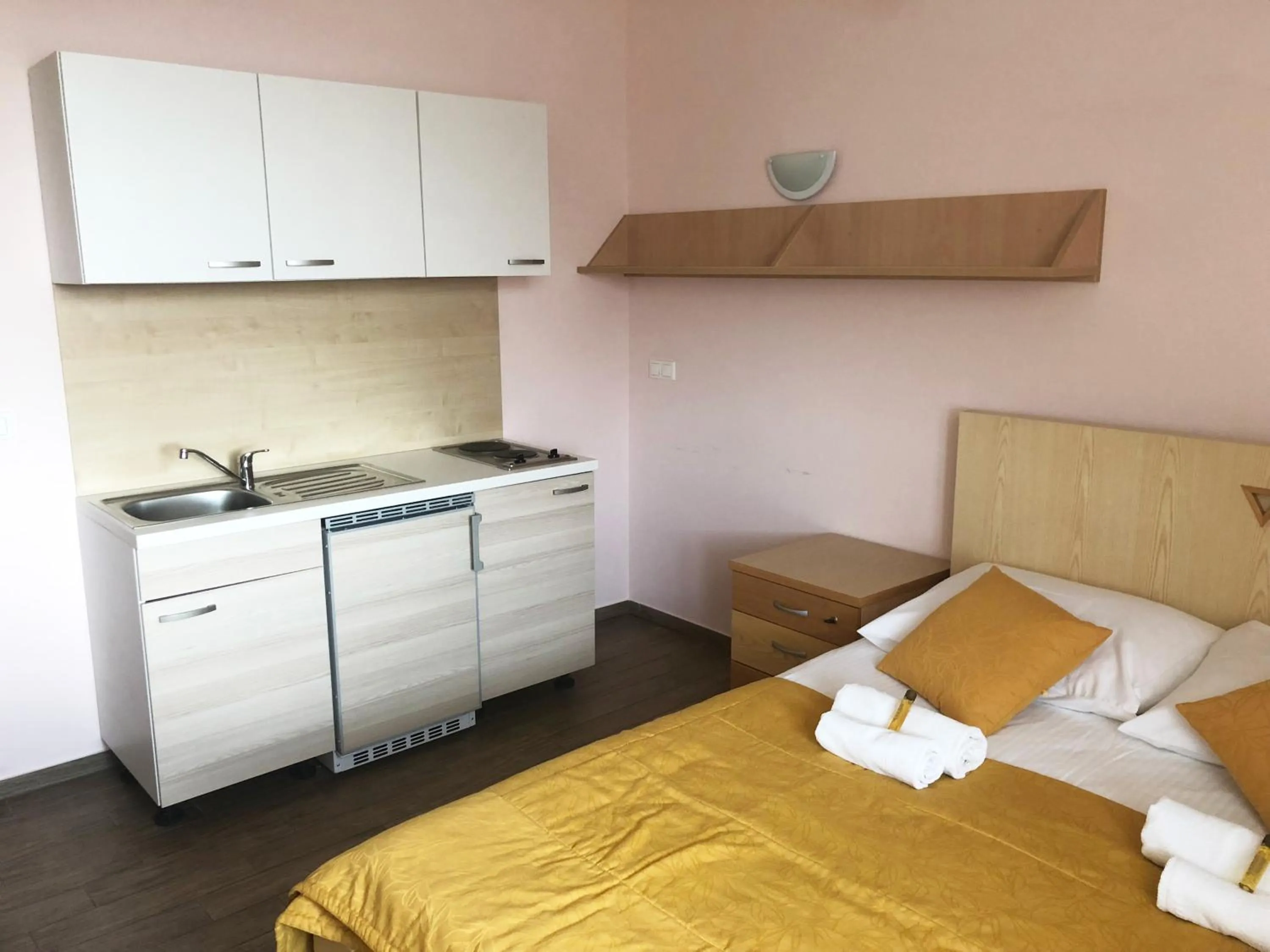 Kitchen or kitchenette, Bed in S Hotel