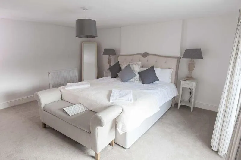 Photo of the whole room, Bed in The Crown Inn