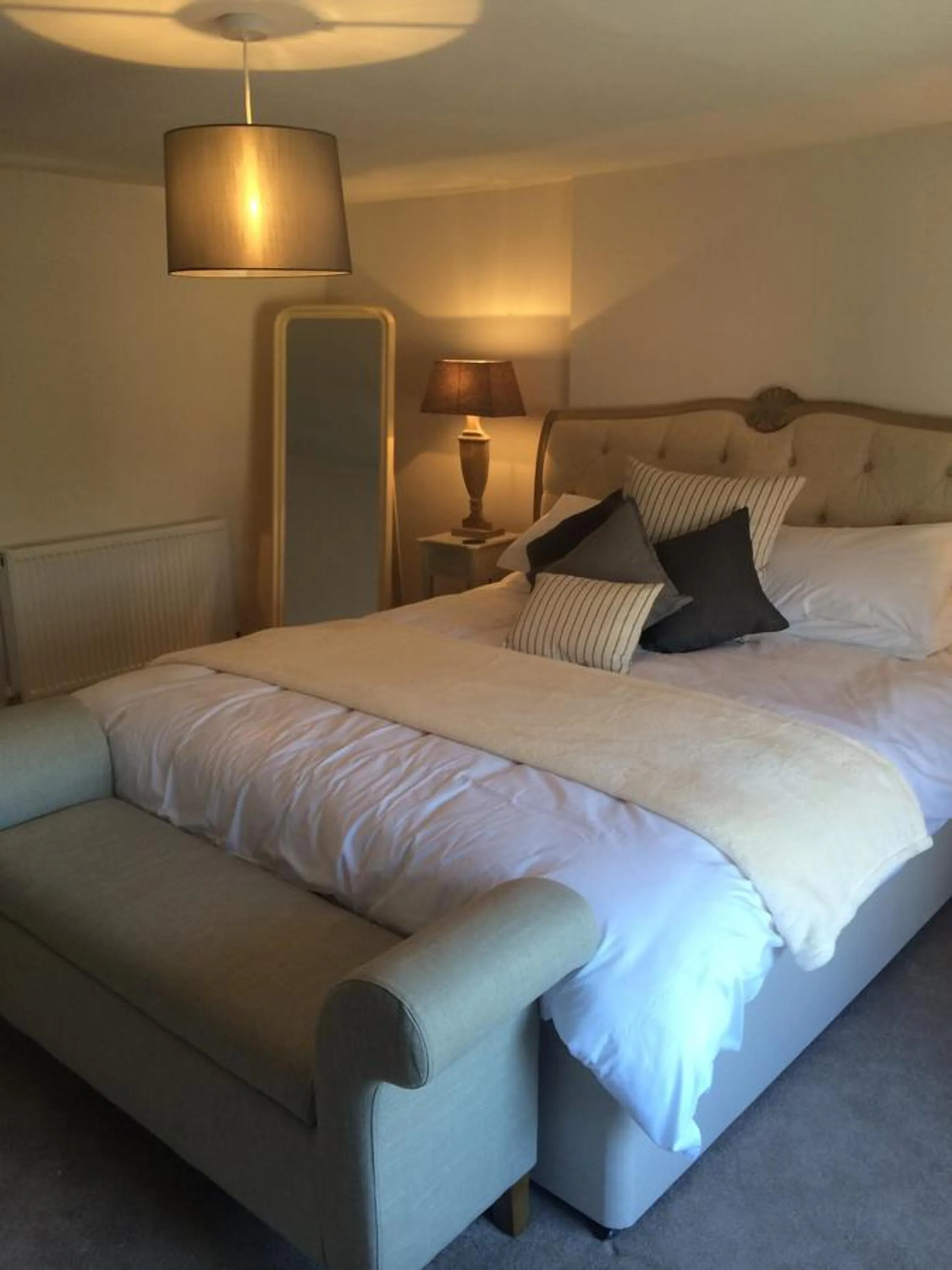 Photo of the whole room, Bed in The Crown Inn