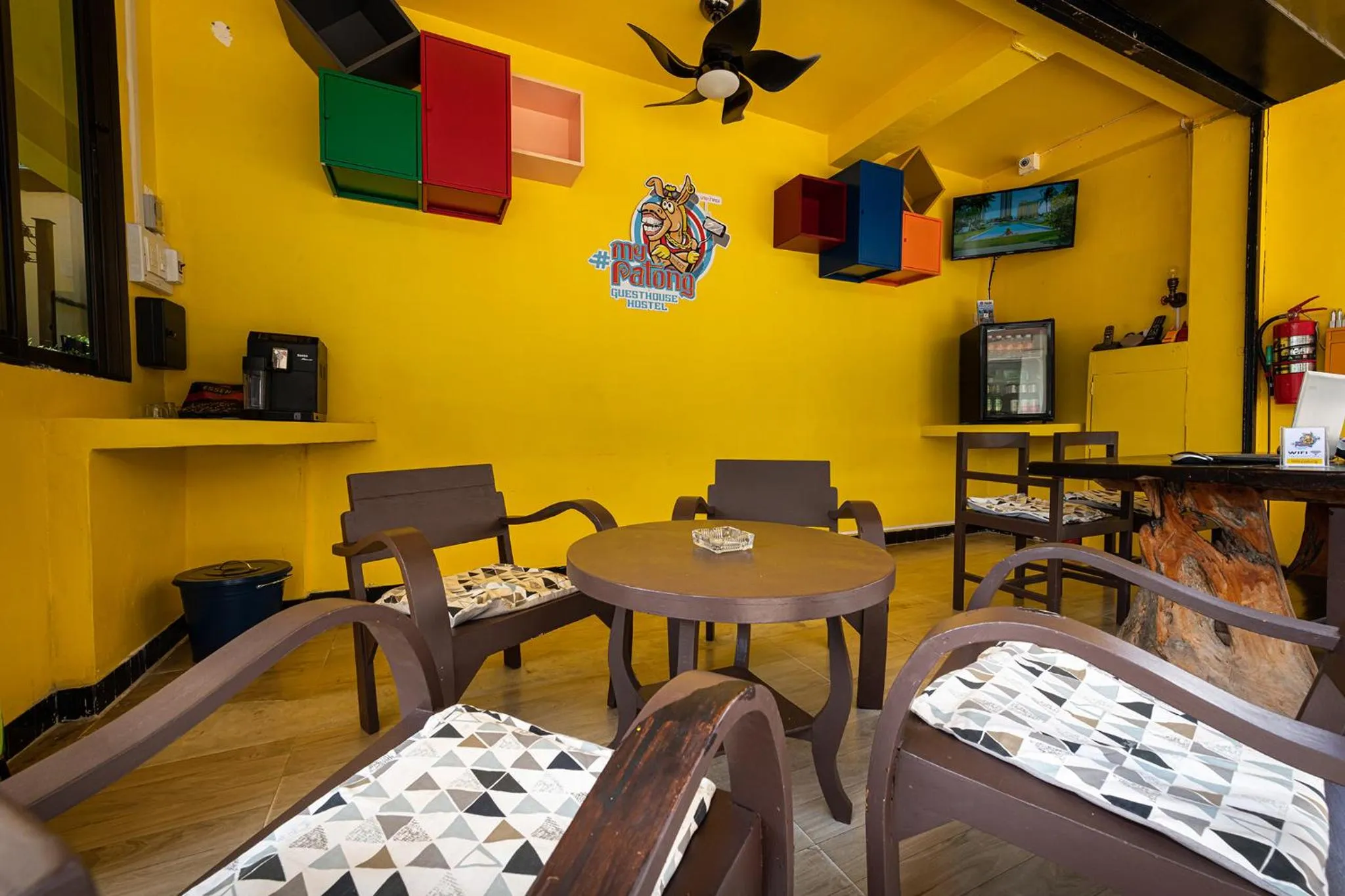 Lounge or bar in myPatong Social Hostel