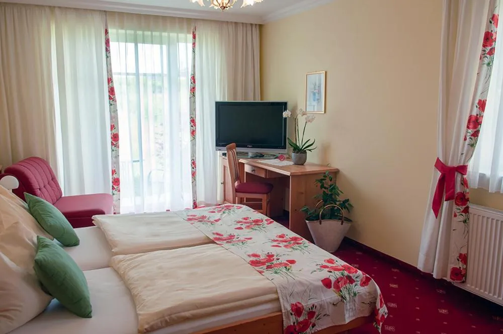 Bed in Pension Hiesel-Villa Untersbergblick
