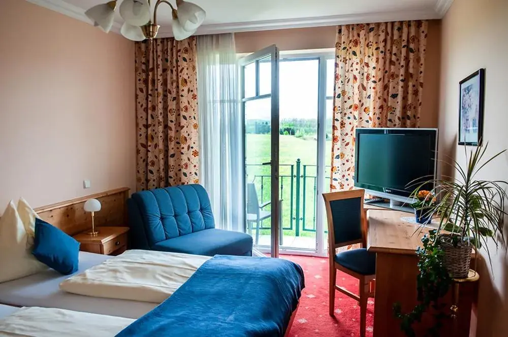 Double Room with Balcony - single occupancy in Pension Hiesel-Villa Untersbergblick Double Room with Balcony - single occupancy in Pension Hiesel-Villa Untersbergblick