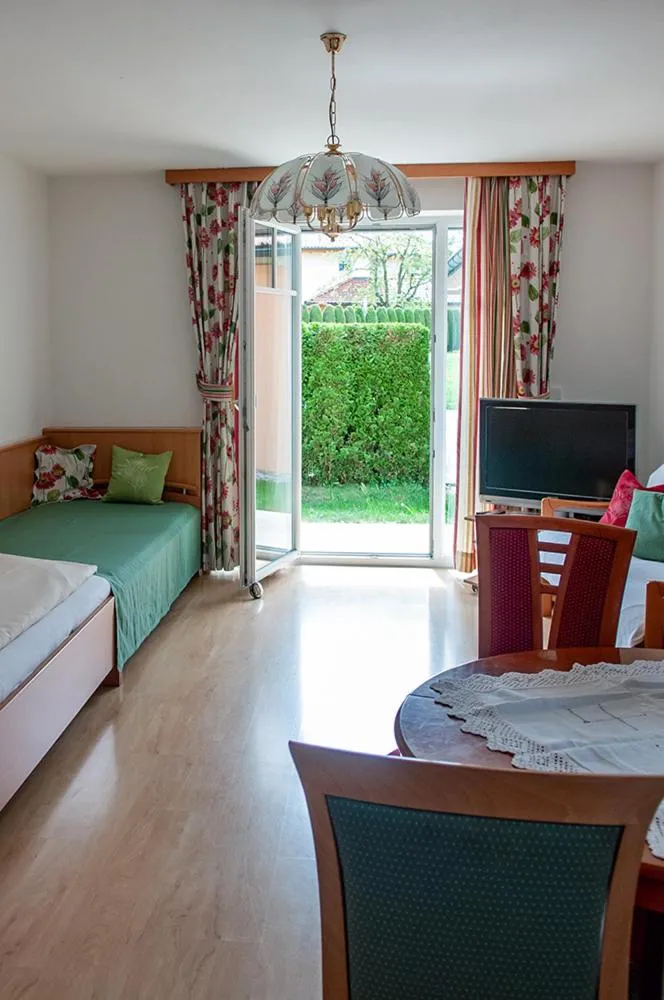 Bed in Pension Hiesel-Villa Untersbergblick