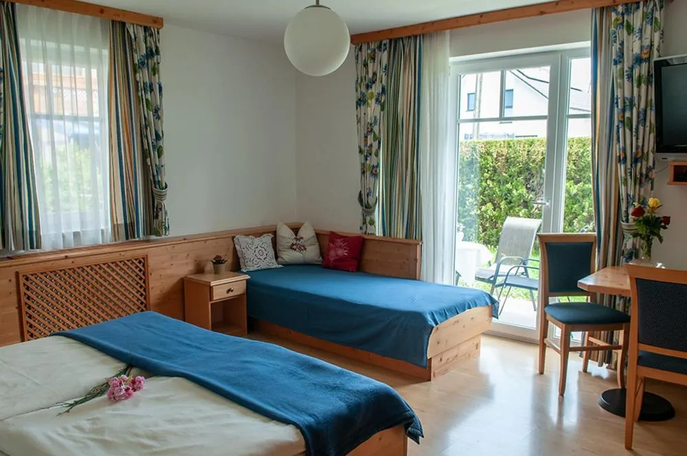 Bed in Pension Hiesel-Villa Untersbergblick