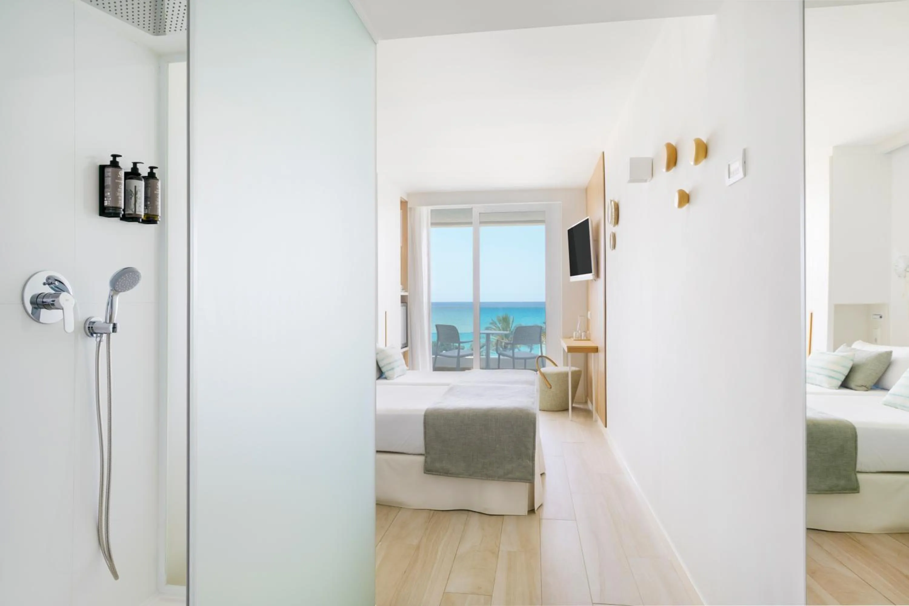 Bedroom, Bed in Iberostar Waves Bahía de Palma - Adults Only