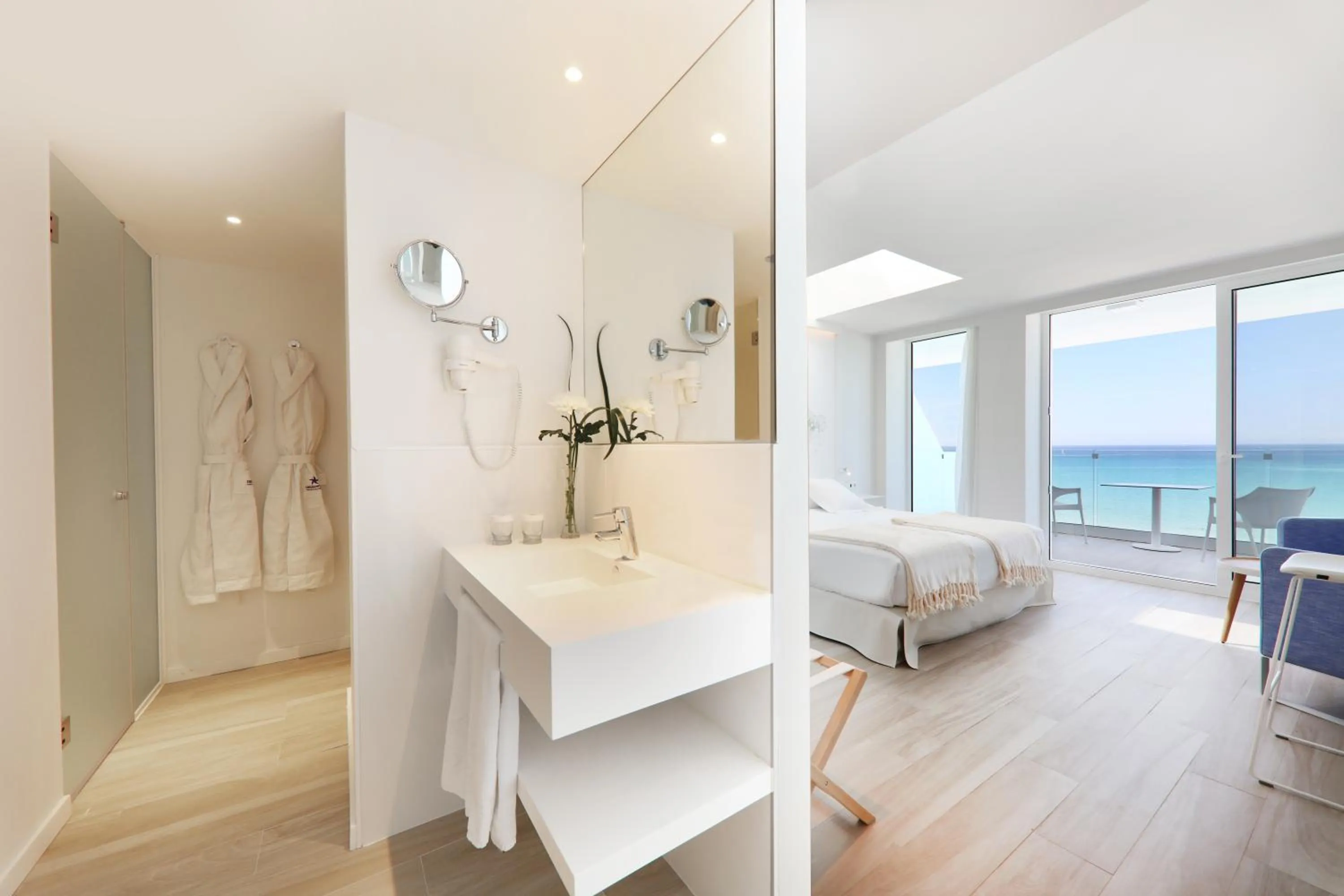 Bathroom, Bed in Iberostar Waves Bahía de Palma - Adults Only