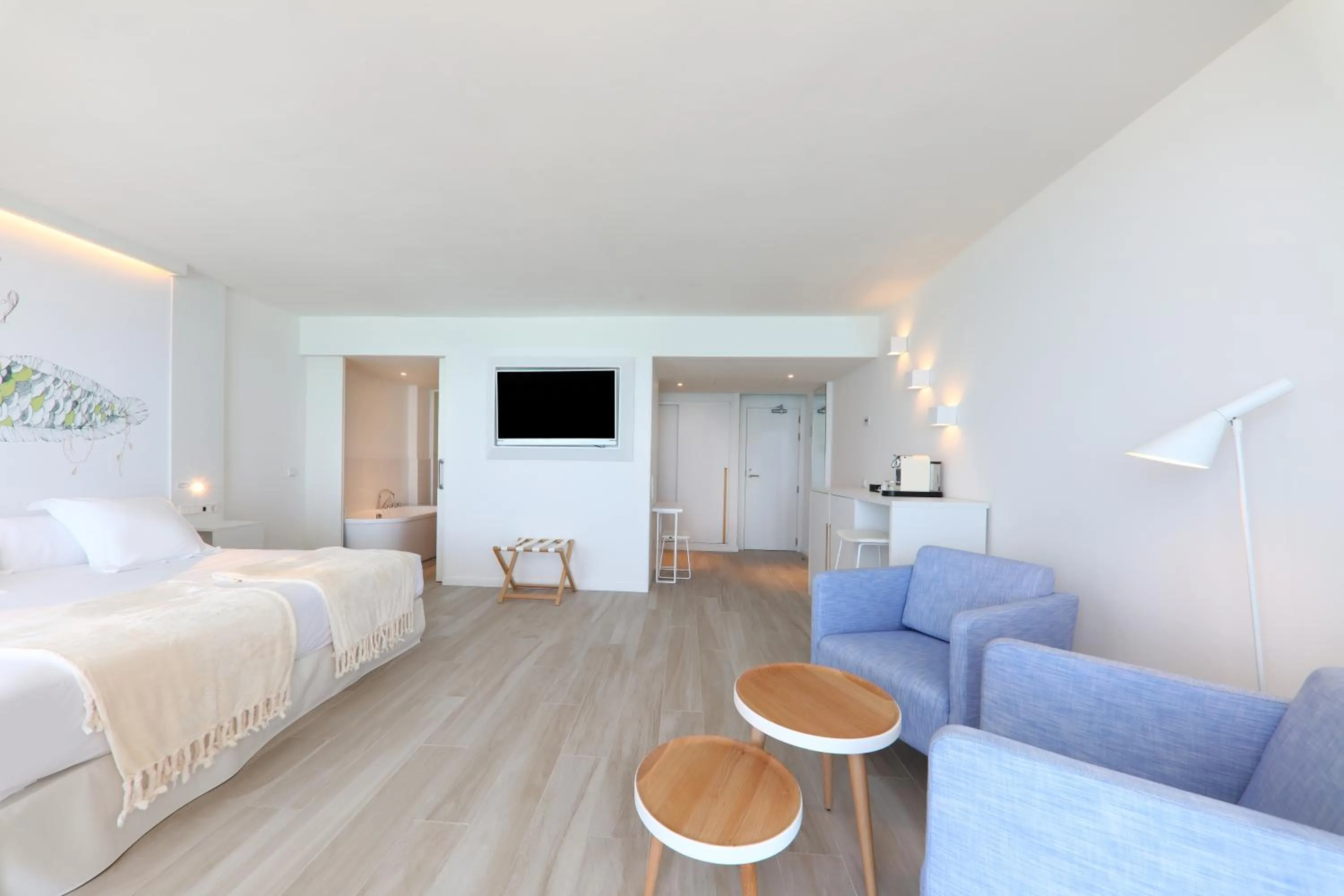 Bedroom, Bed in Iberostar Waves Bahía de Palma - Adults Only