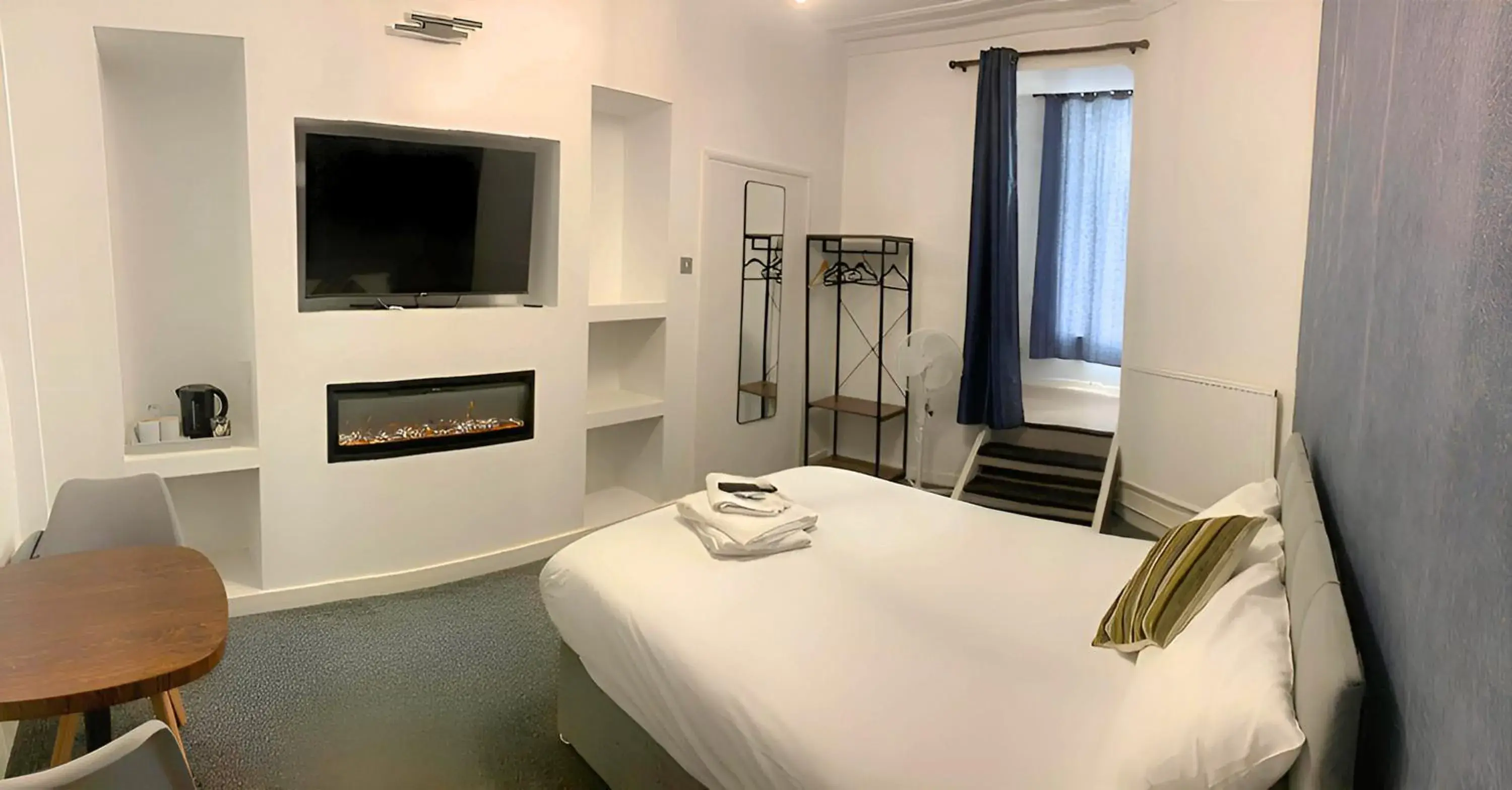 Bedroom, Bed in Savoy Hotel Bedroom, Bed in Savoy Hotel