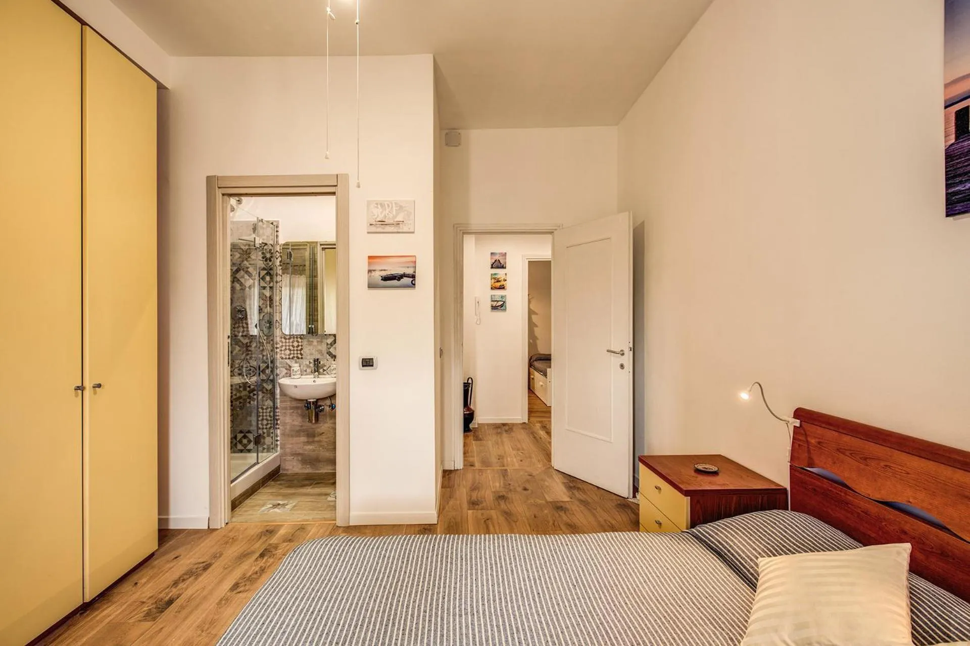 Bathroom, Bed in Seaside Rome