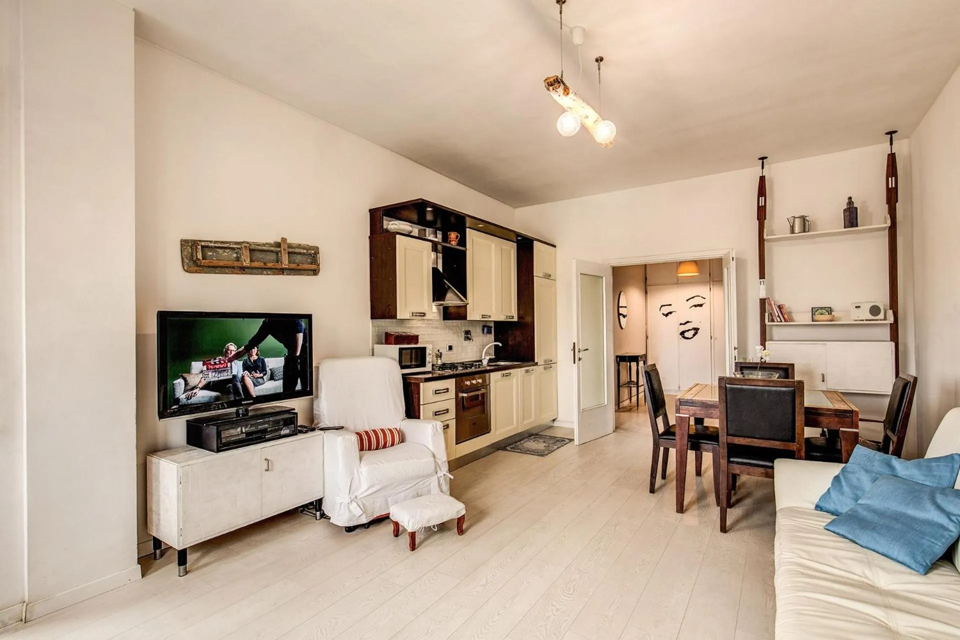 Communal lounge/ TV room in Seaside Rome