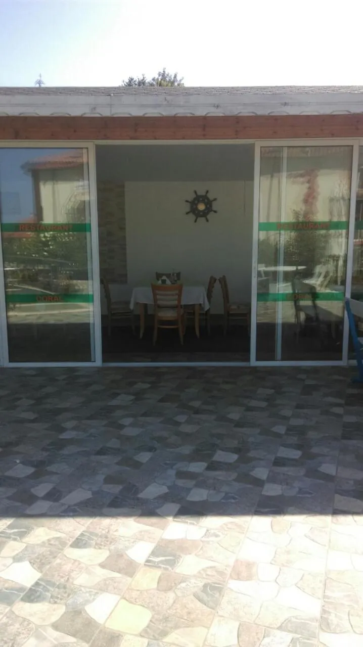 Restaurant/places to eat in Family Hotel Coral