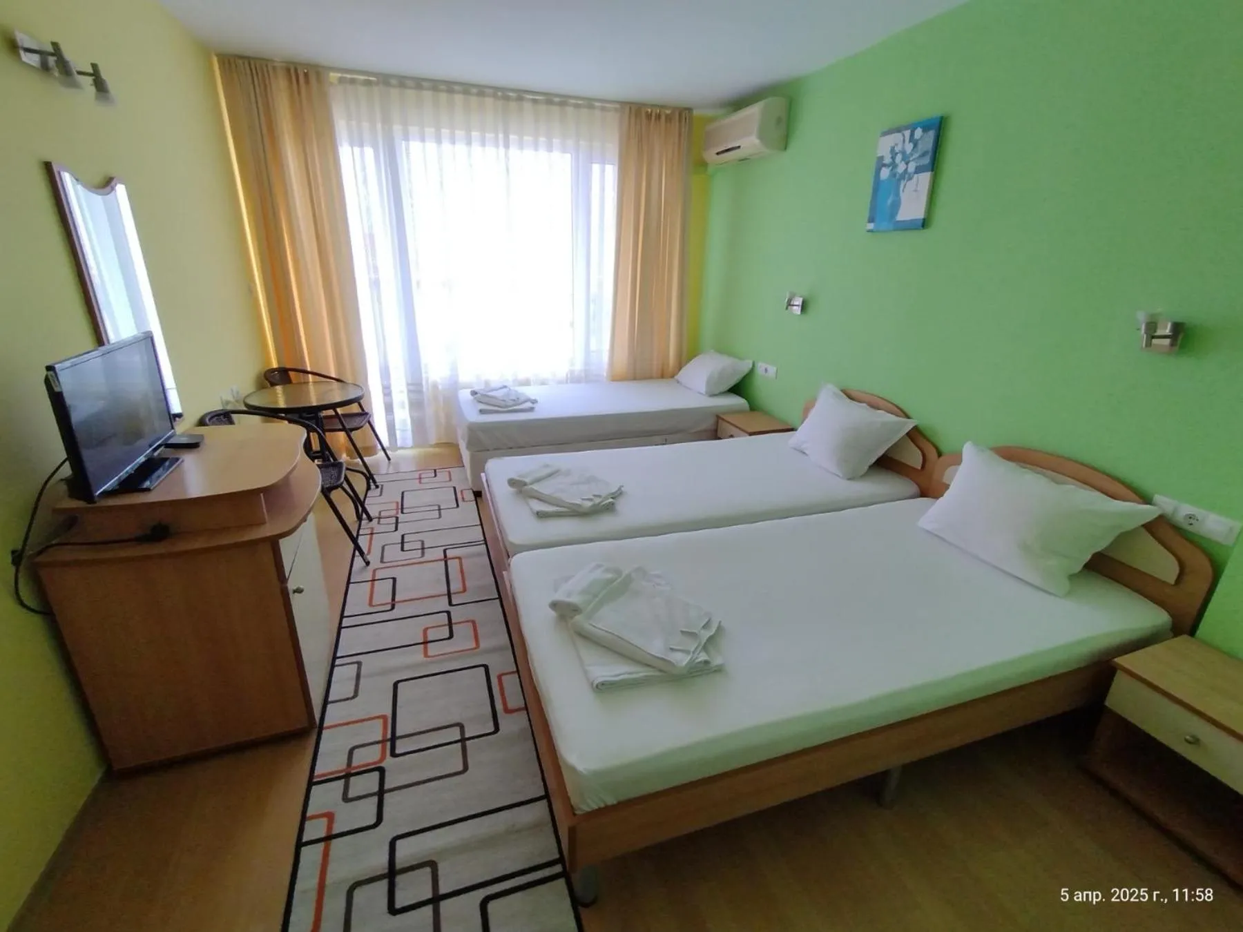 Photo of the whole room, Bed in Family Hotel Coral