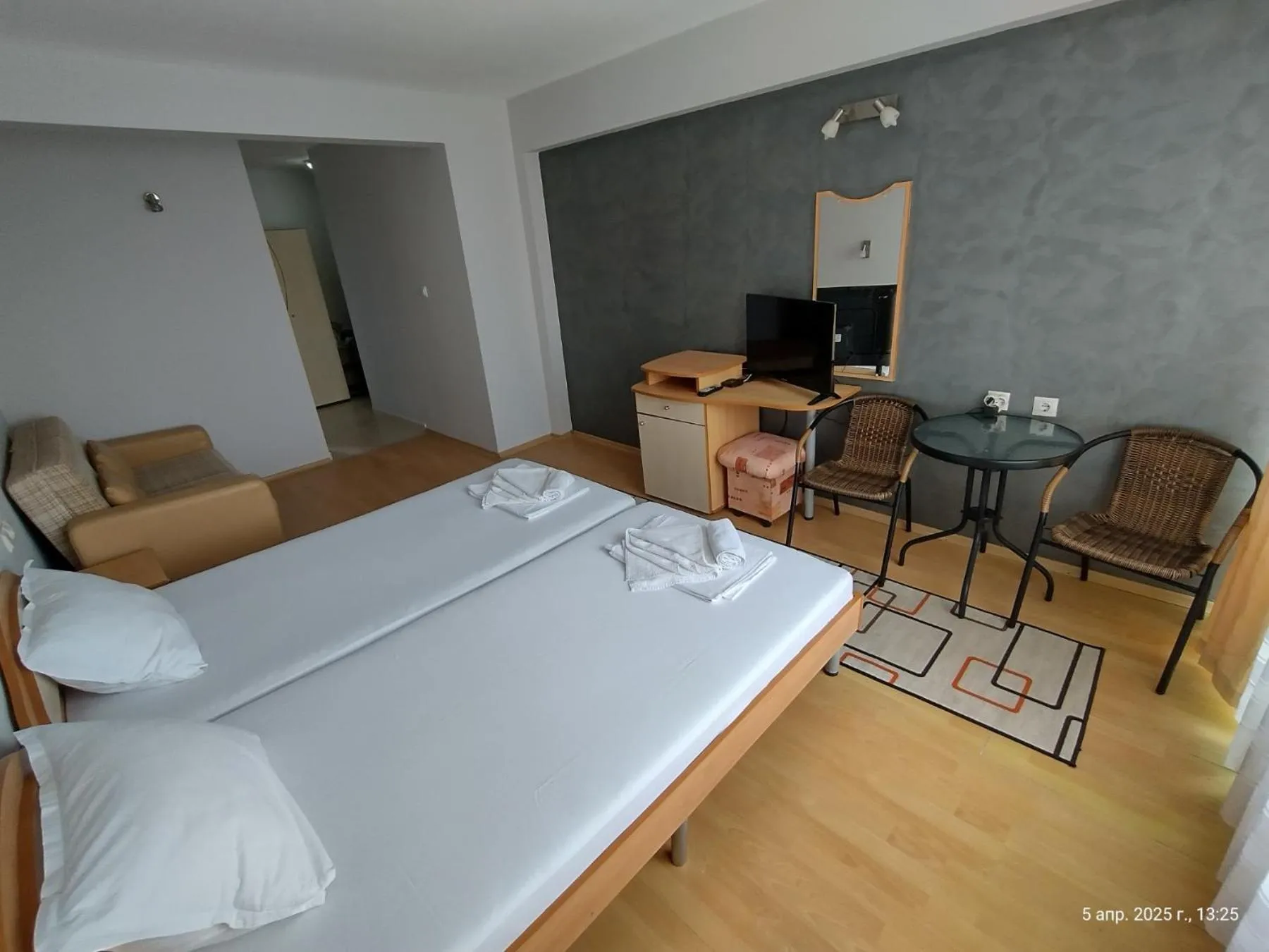 Photo of the whole room, Bed in Family Hotel Coral