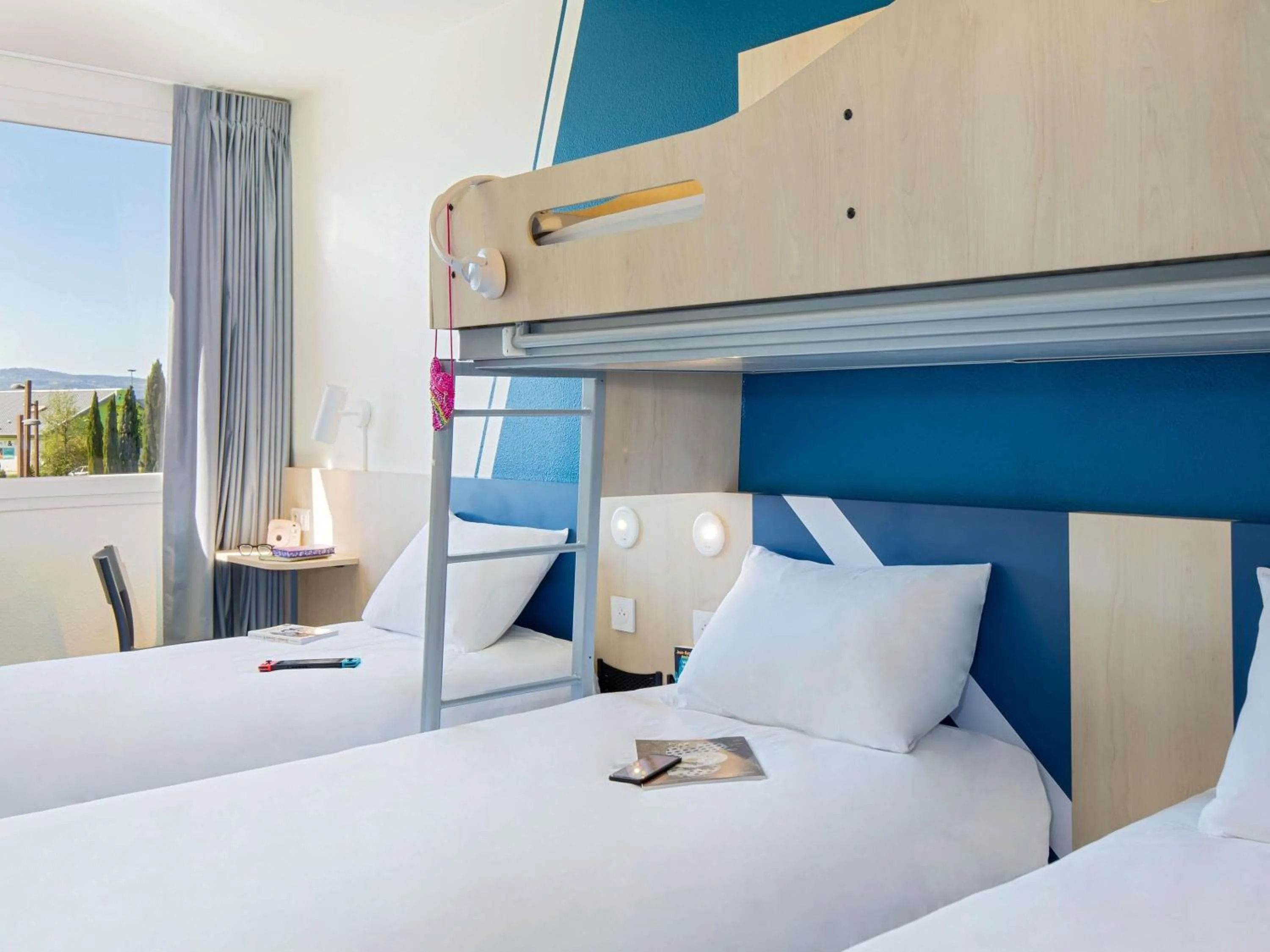 Bedroom, Bed in ibis budget Valence Nord Plateau des Couleures