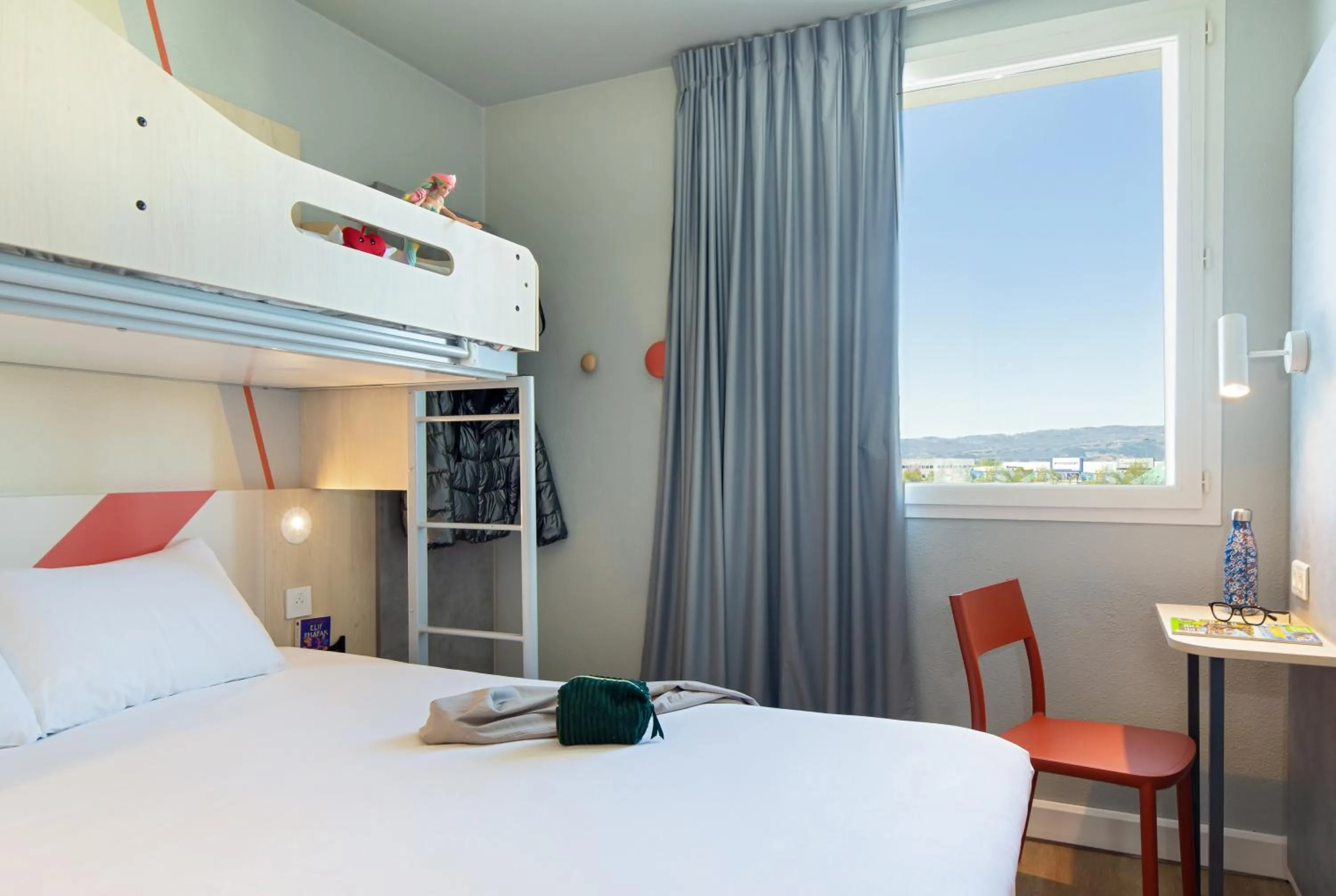 Bedroom, Bed in ibis budget Valence Nord Plateau des Couleures