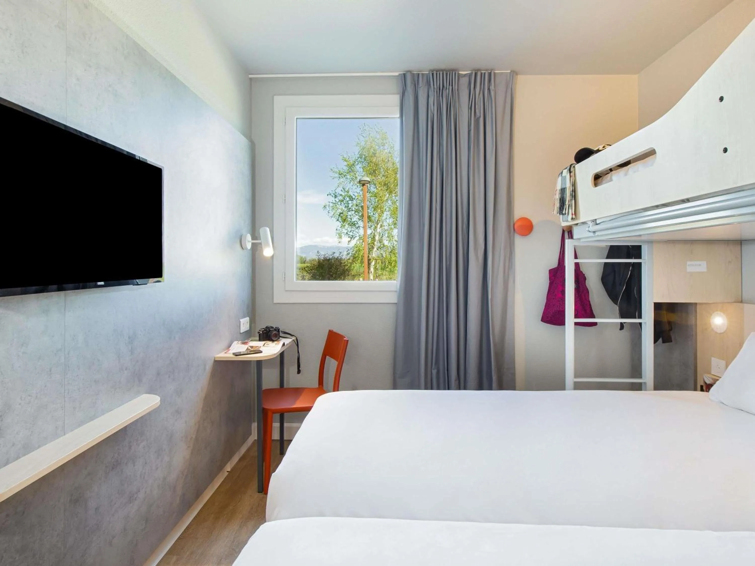 Bedroom, Bed in ibis budget Valence Nord Plateau des Couleures
